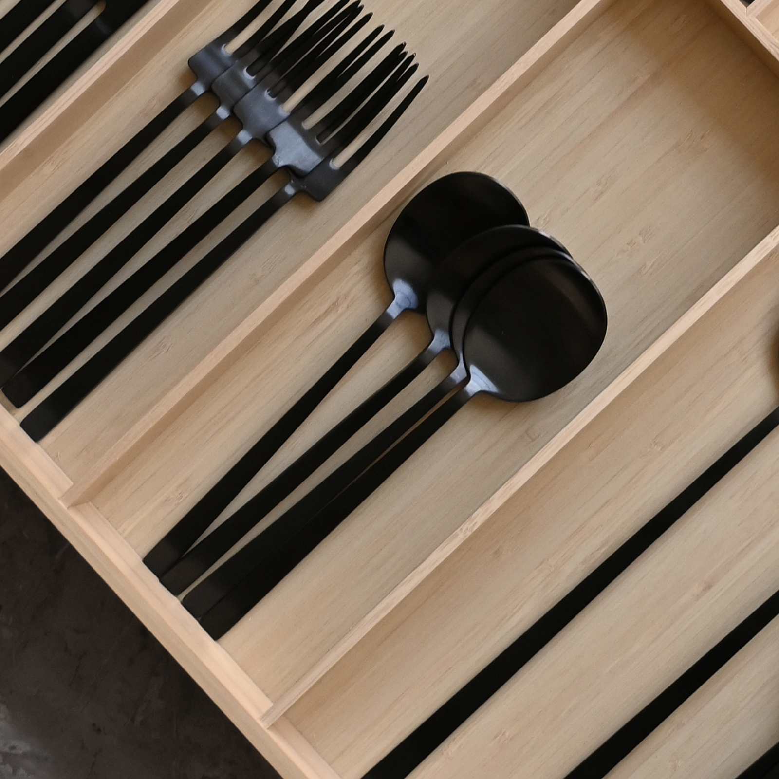 Łyżki Kogei, zestaw 4 sztuk, czarne, wysokość 20 cm – 101 Copenhagen