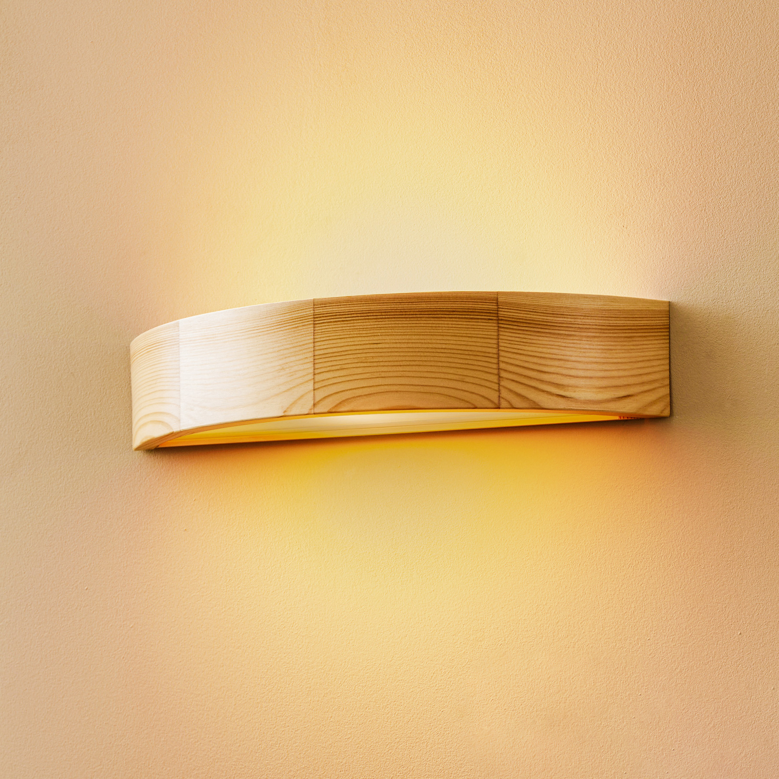 Lámpara de pared Kerio, semicircular, pino natural