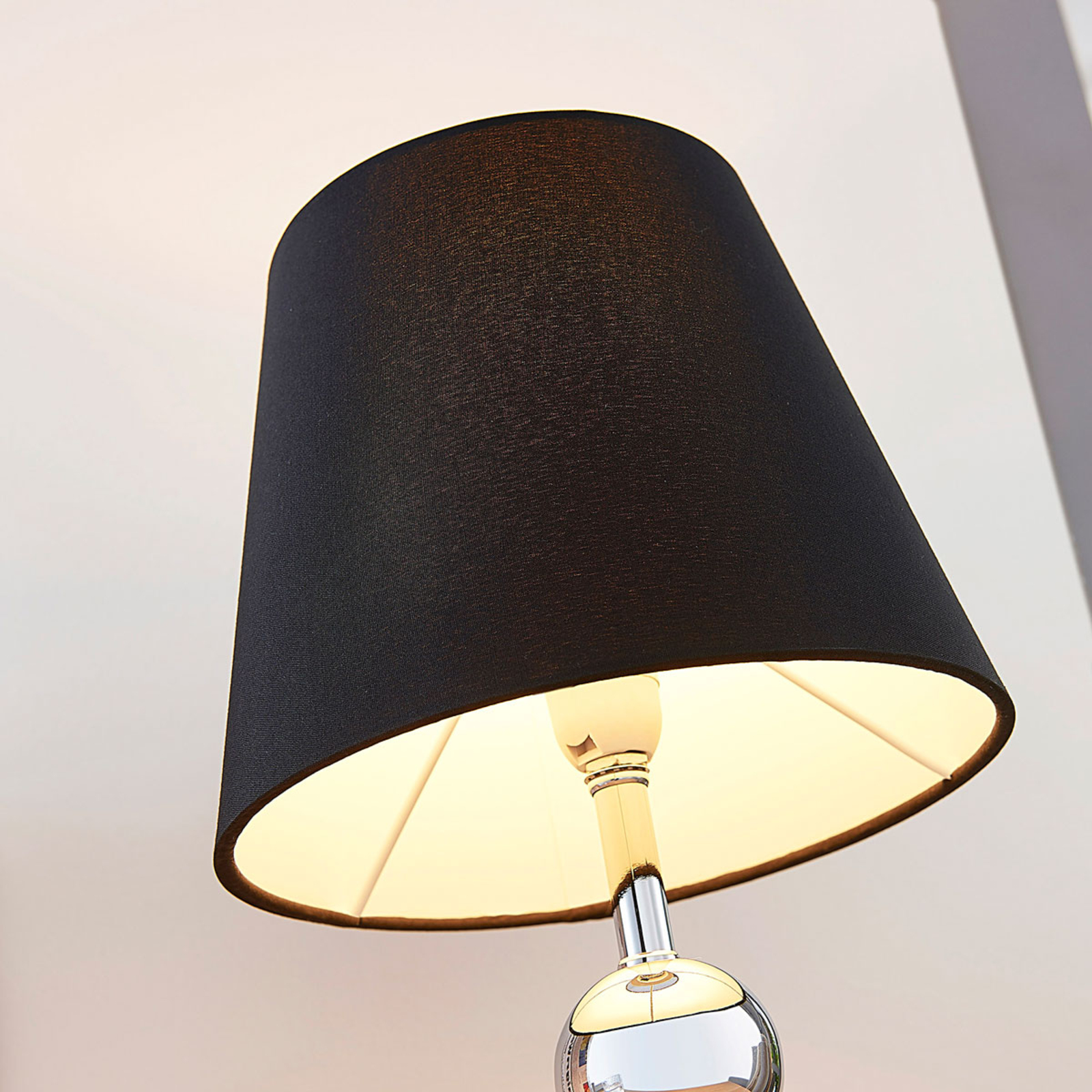 Chromowana lampa stołowa Andor z tkaniny, czarna