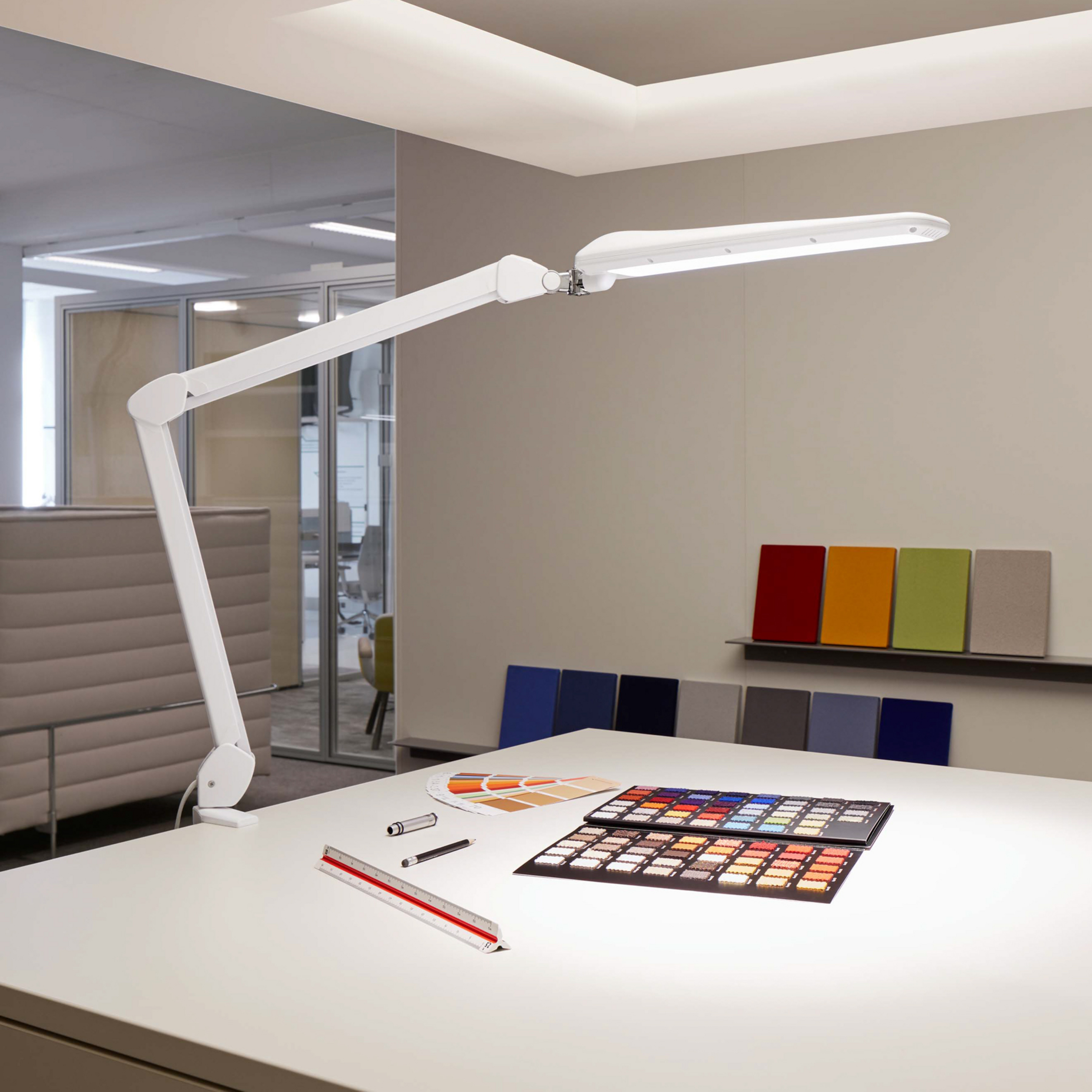 LED-bordlampe MAULcraft, hvid, 52 cm, klemmefod, dæmpbar