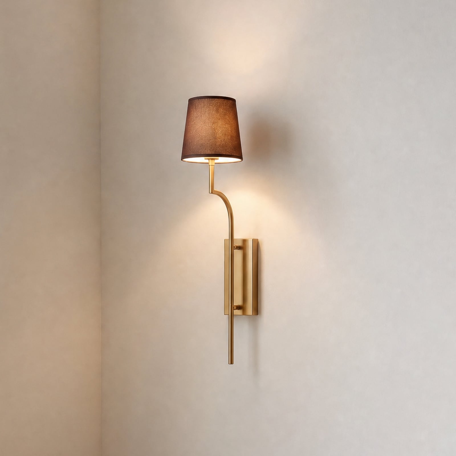 Aplique de pared Lumora, marrón/dorado, altura 72 cm, tejido/metal, E27