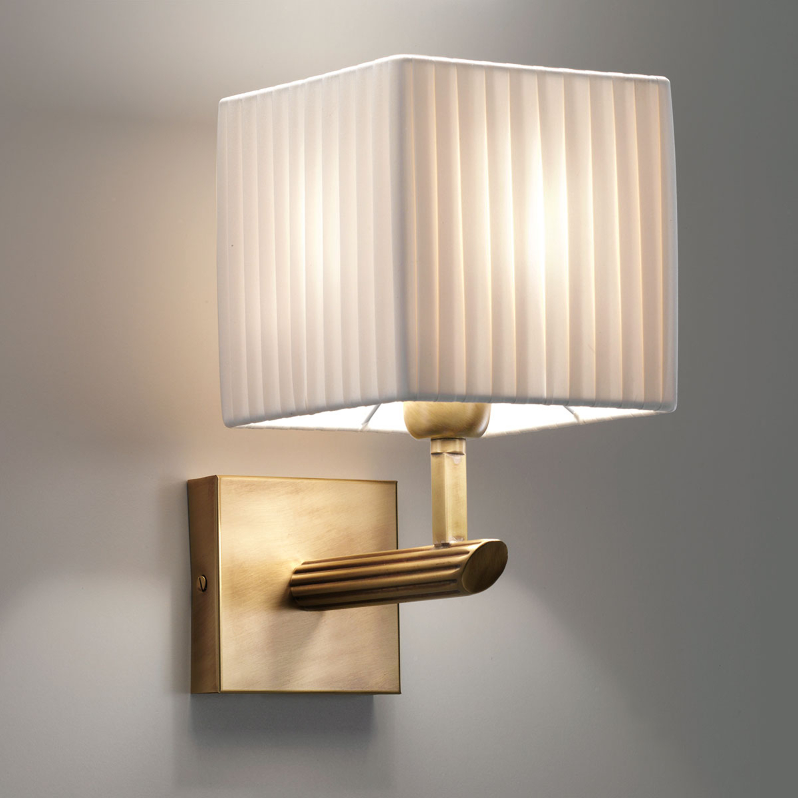 Warm light with the Imperial wall light