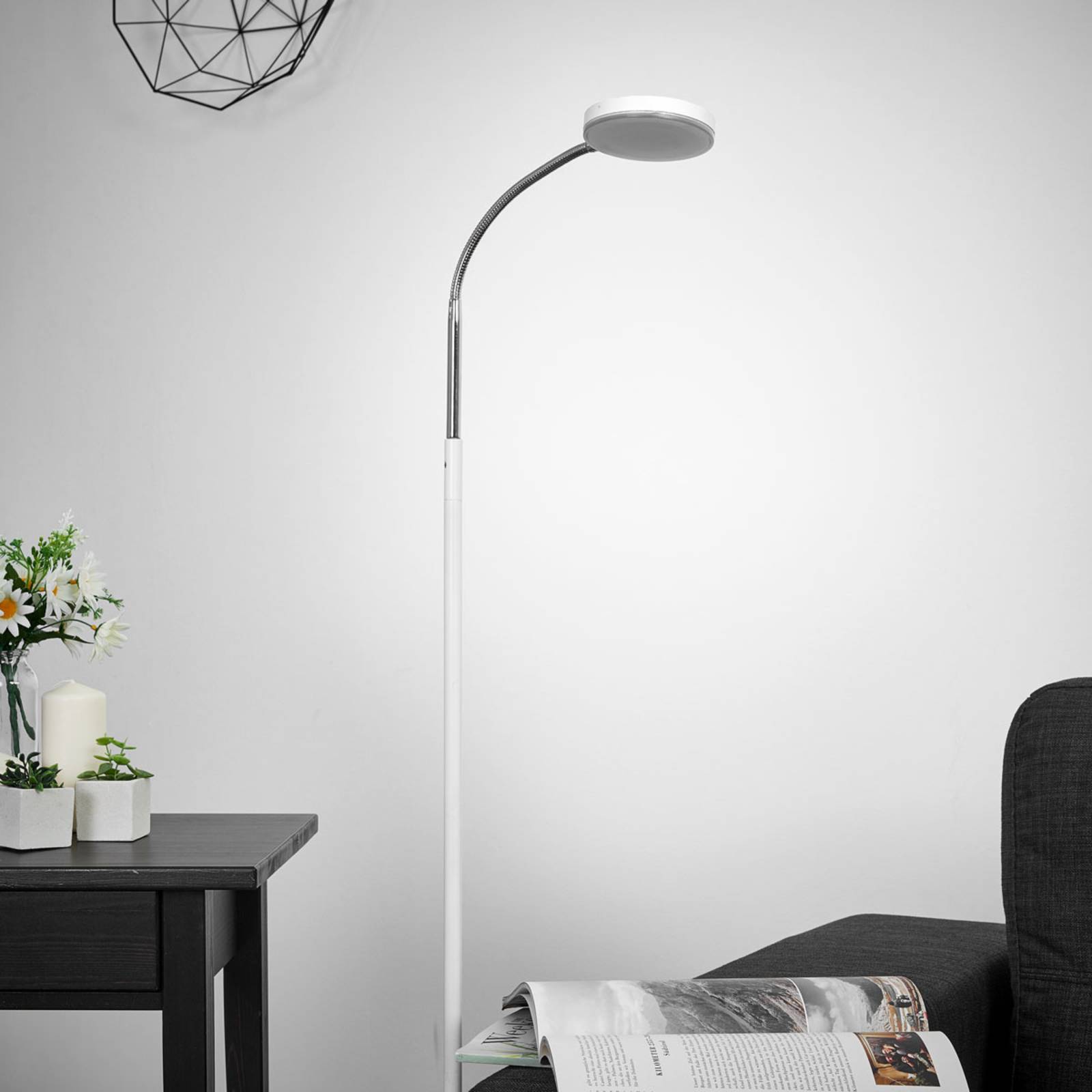 Lindby LED állólámpa Milow, fehér, 140 cm magas, lábkapcsoló