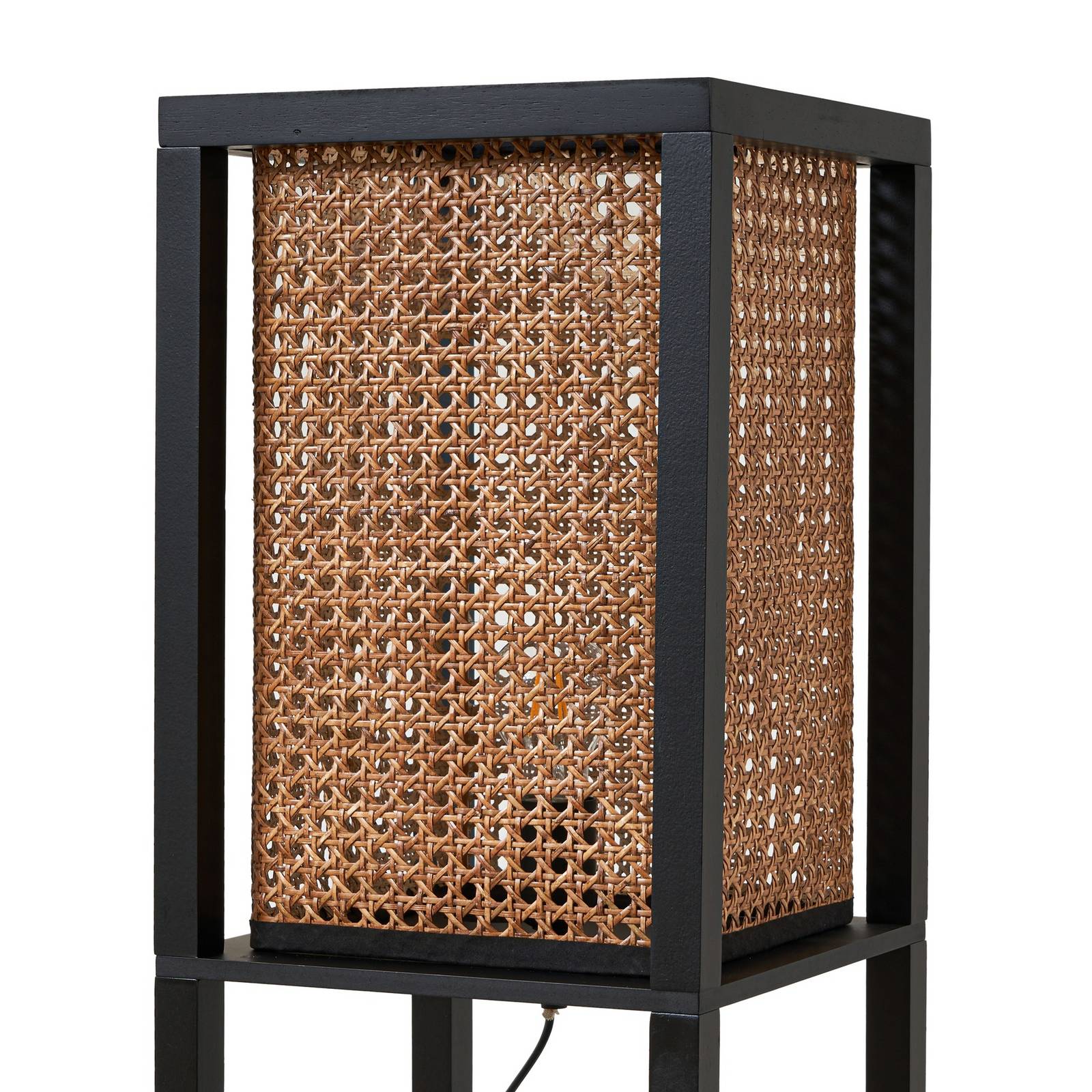 Lindby lampa stojąca Birta, czarna/naturalna, półka, rattan