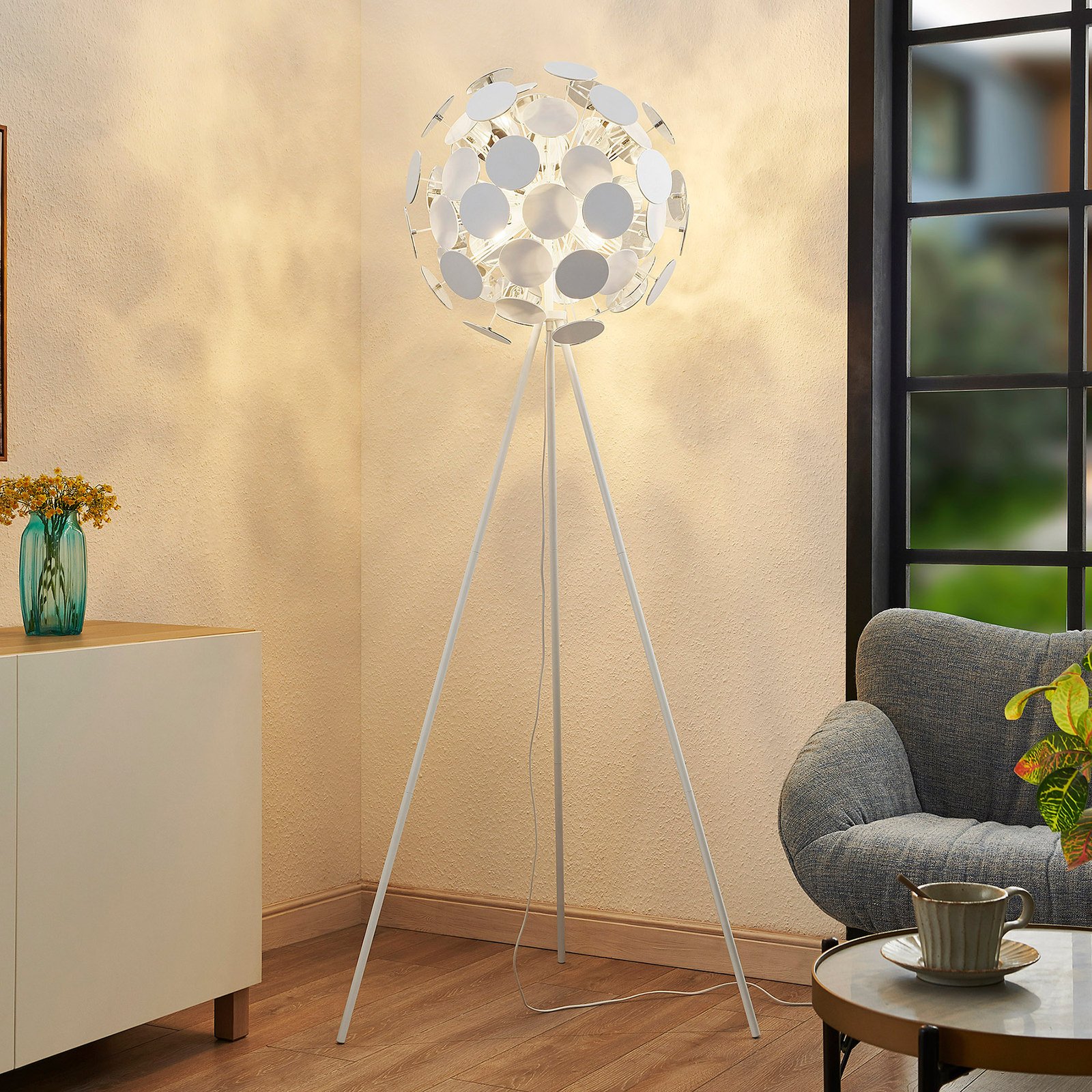 Lámpara de pie Dotani de Lindby con pantalla globo, blanca