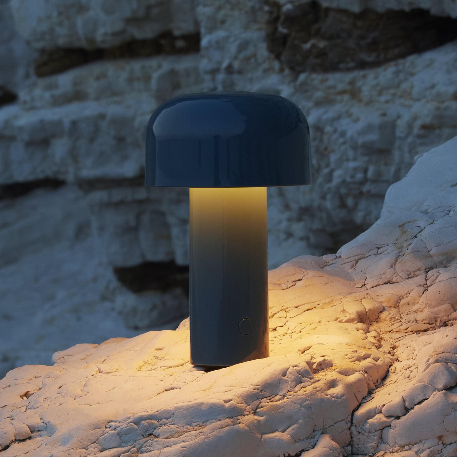 Lampada LED da tavolo ricaricabile Bellhop, blu, 21 cm, dimmerabile, IP54 - FLOS Lampada LED da tavolo ricaricabile Bellhop, blu, 21 cm, dimmerabile, IP54 - FLOS