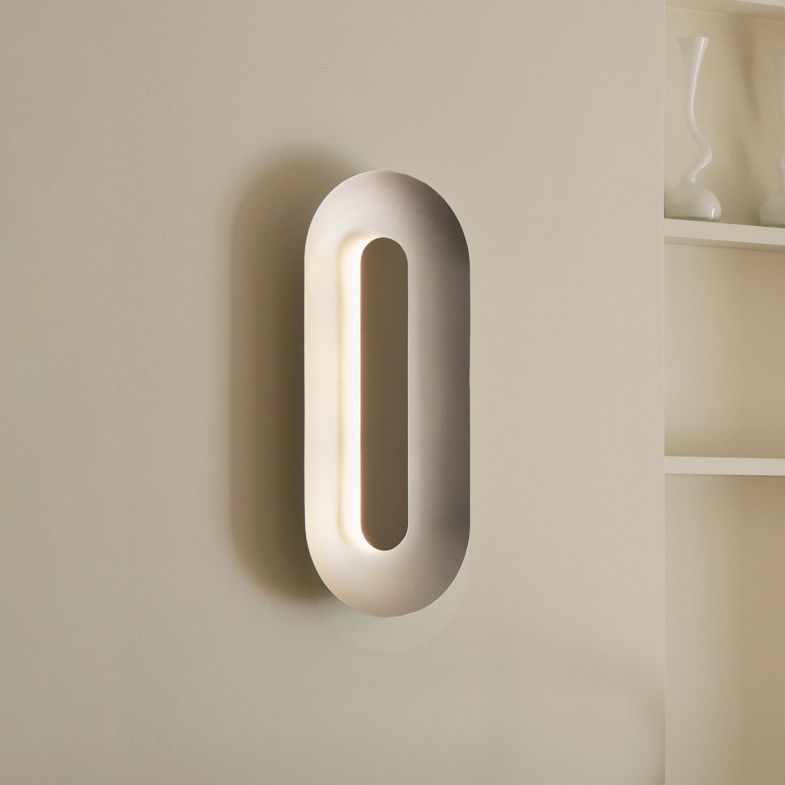 Nuura LED стенна лампа Sasi, височина 65 cm, сребрист цвят, метал