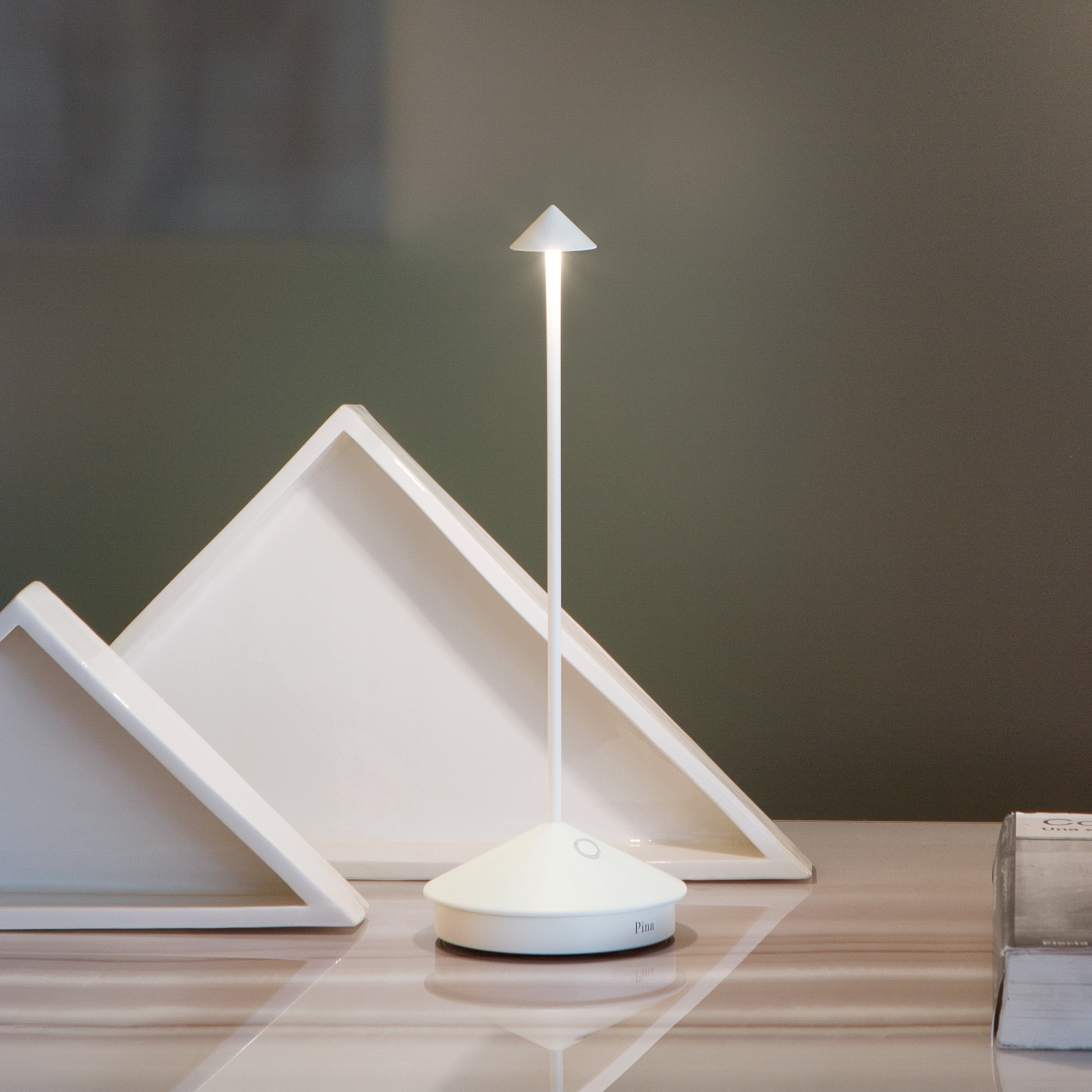 Zafferano Pina 3K nabíjateľná stolová lampa IP54 biela