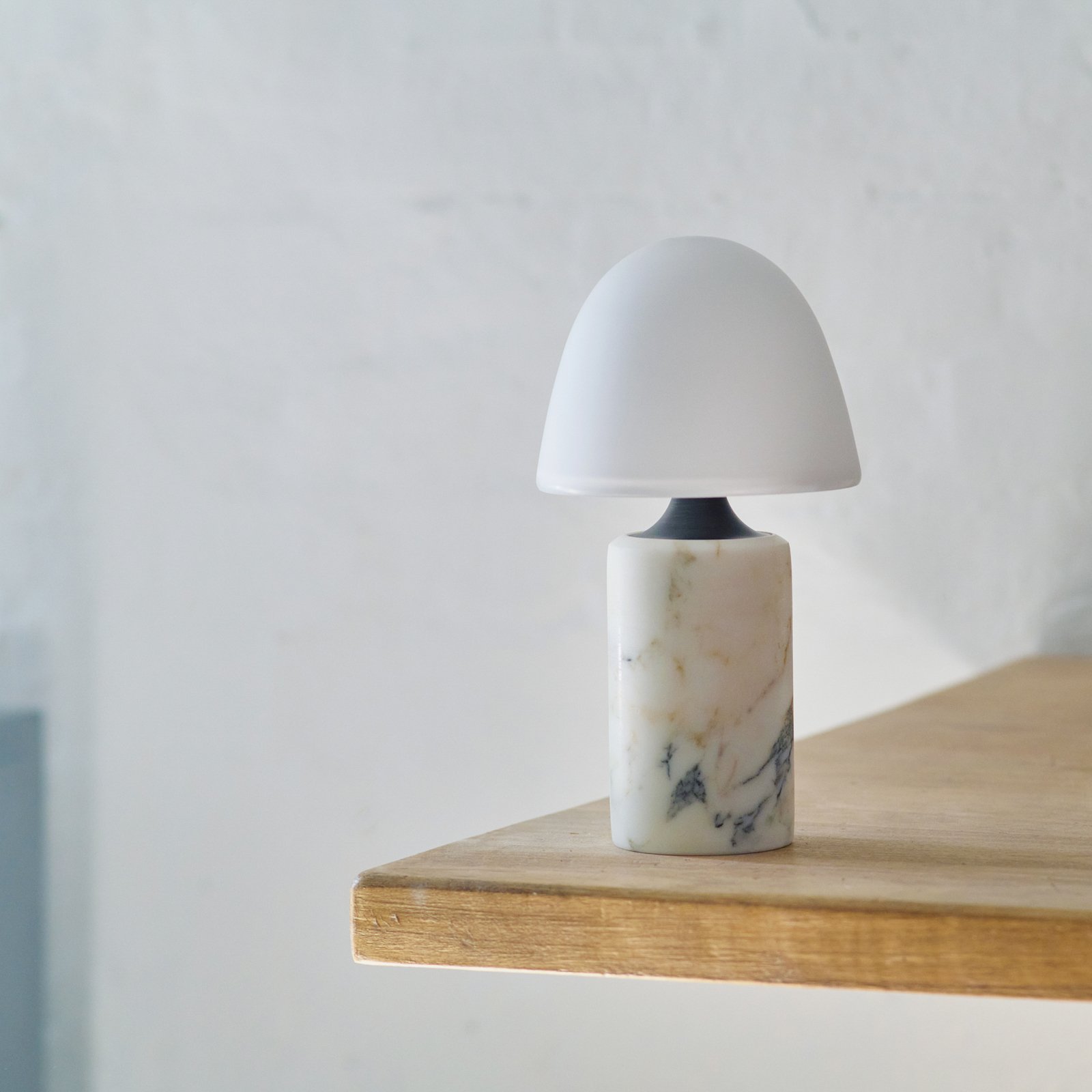 LED-batteridrevet bordlampe Fuse, marmor, glass – håndlaget