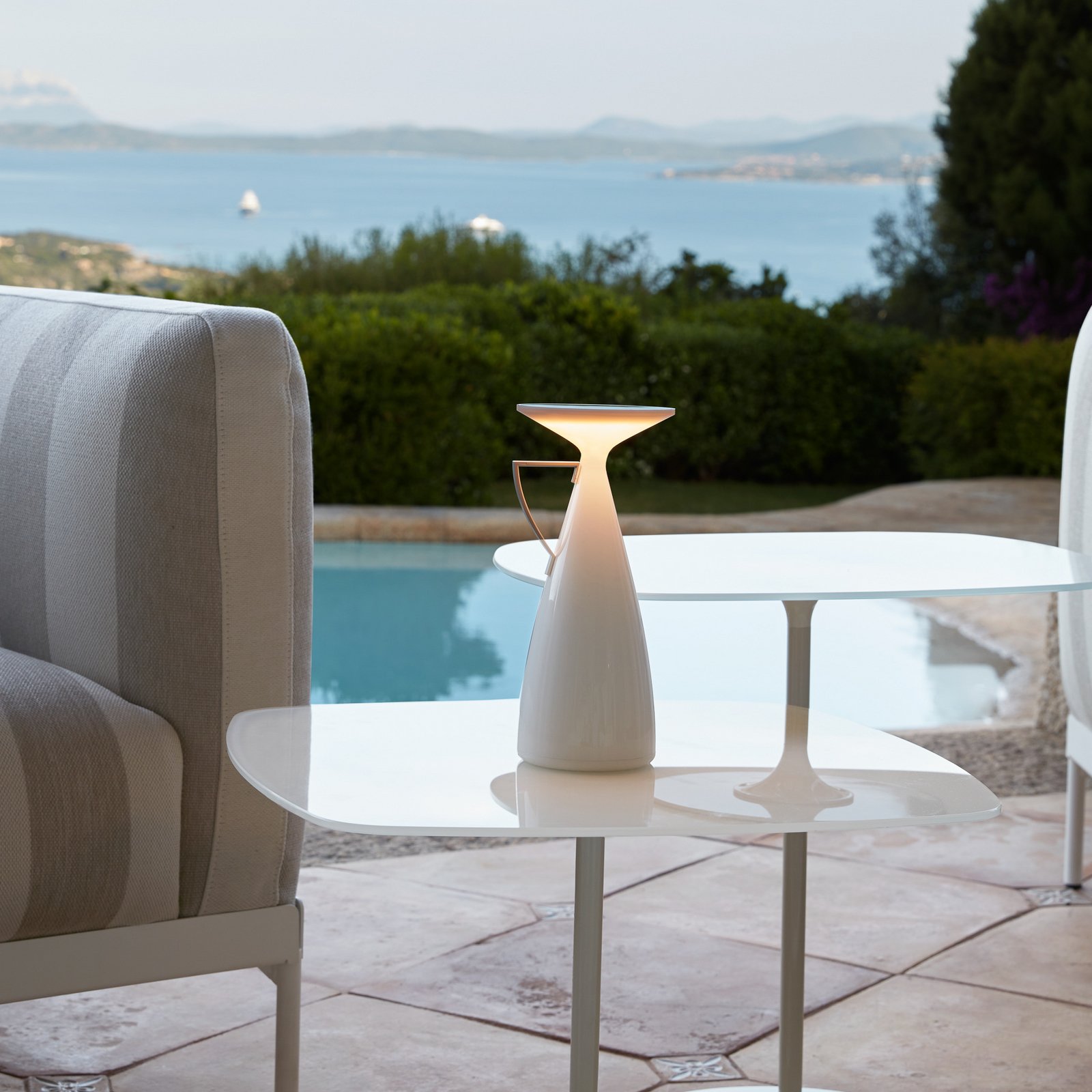 Lampada da tavolo LED ricaricabile Kartell Camomille, bianca, altezza 24 cm Lampada da tavolo LED ricaricabile Kartell Camomille, bianca, altezza 24 cm