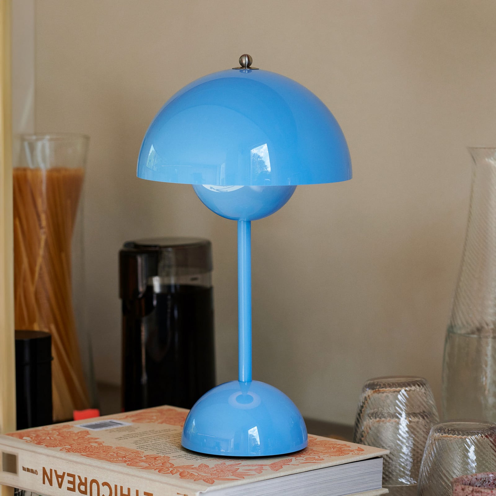 Flowerpot VP9 LED-batteridrevet bordlampe, lyseblå &Tradition - Stue - Design - Plastik - Med skærm
