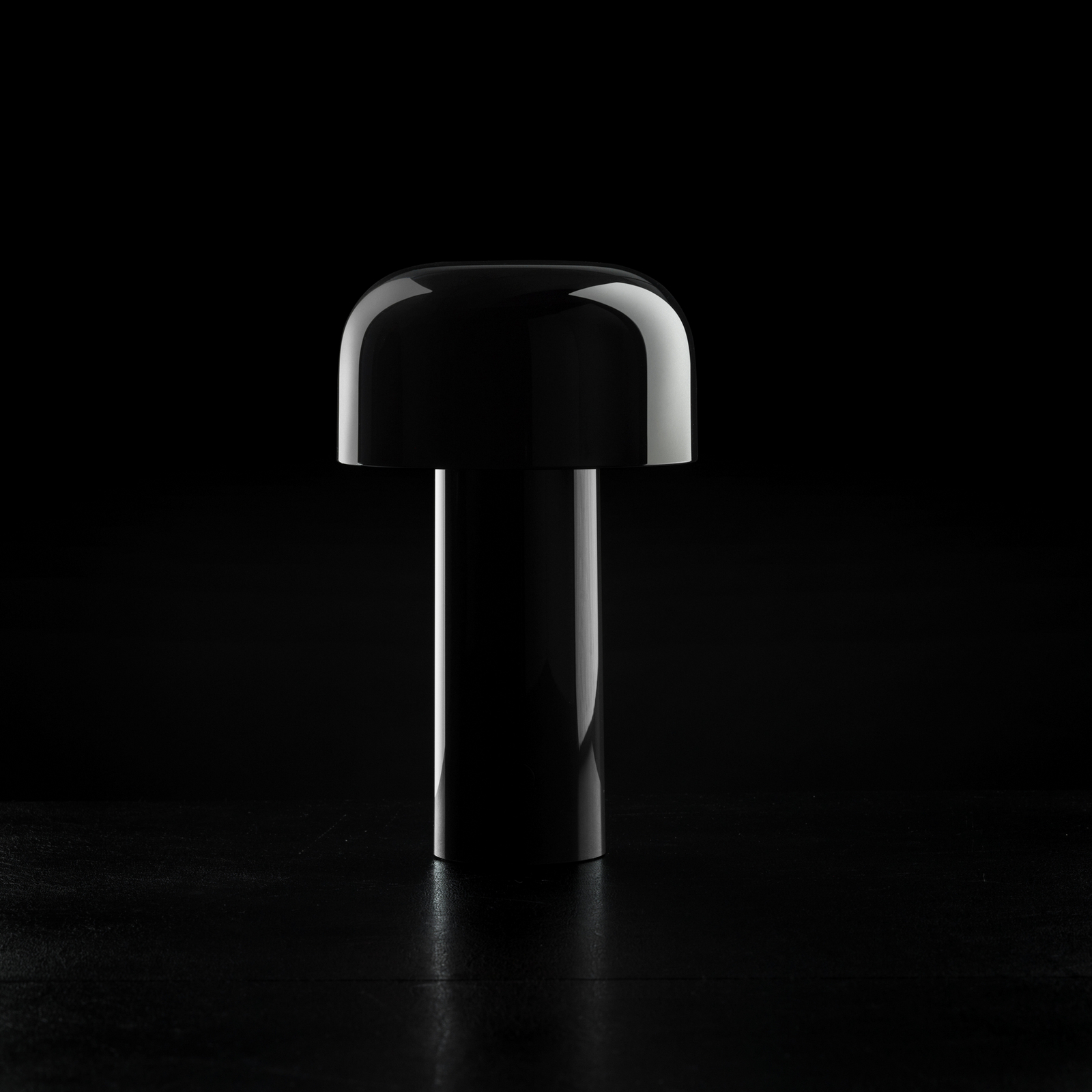 Flos LED-Akku-Tischlampe Bellhop, schwarz, 21 cm, dim., IP54 Flos LED-Akku-Tischlampe Bellhop, schwarz, 21 cm, dim., IP54