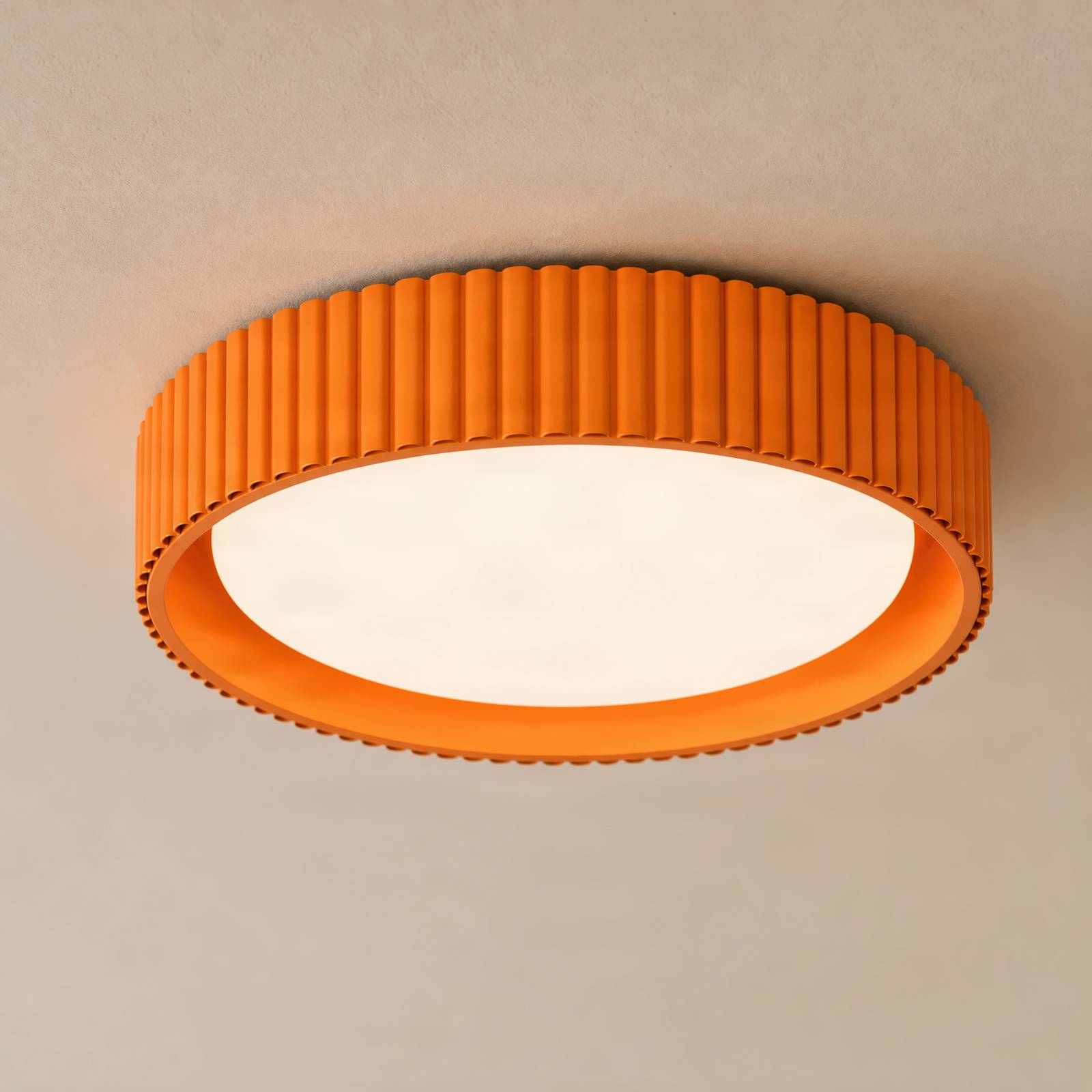 Lampa sufitowa LED Lindby Colbie, pomarańczowa, żebrowana, Ø 46 cm, ściemniana.