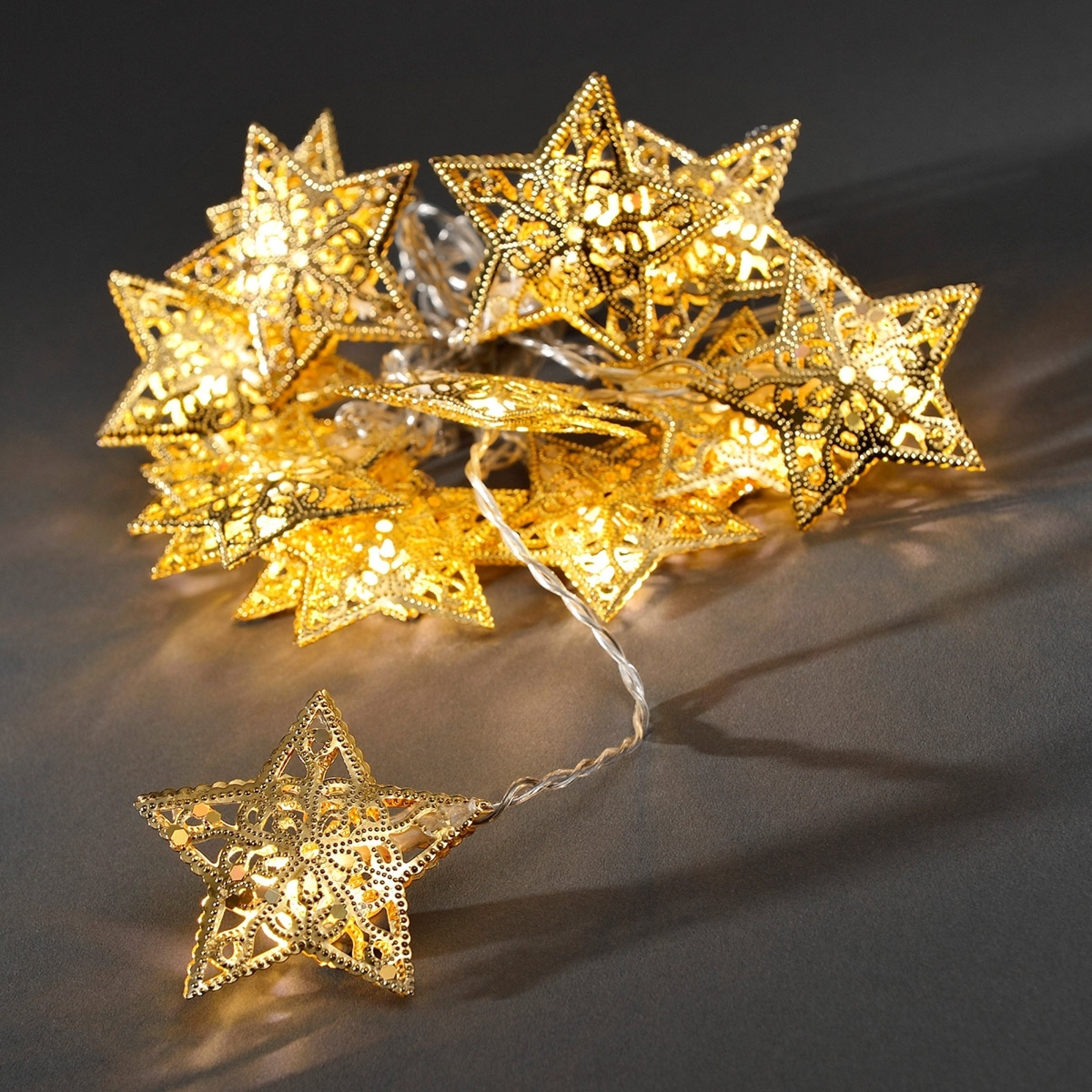 16-flammige LED-Lichterkette mit goldenen Sternen