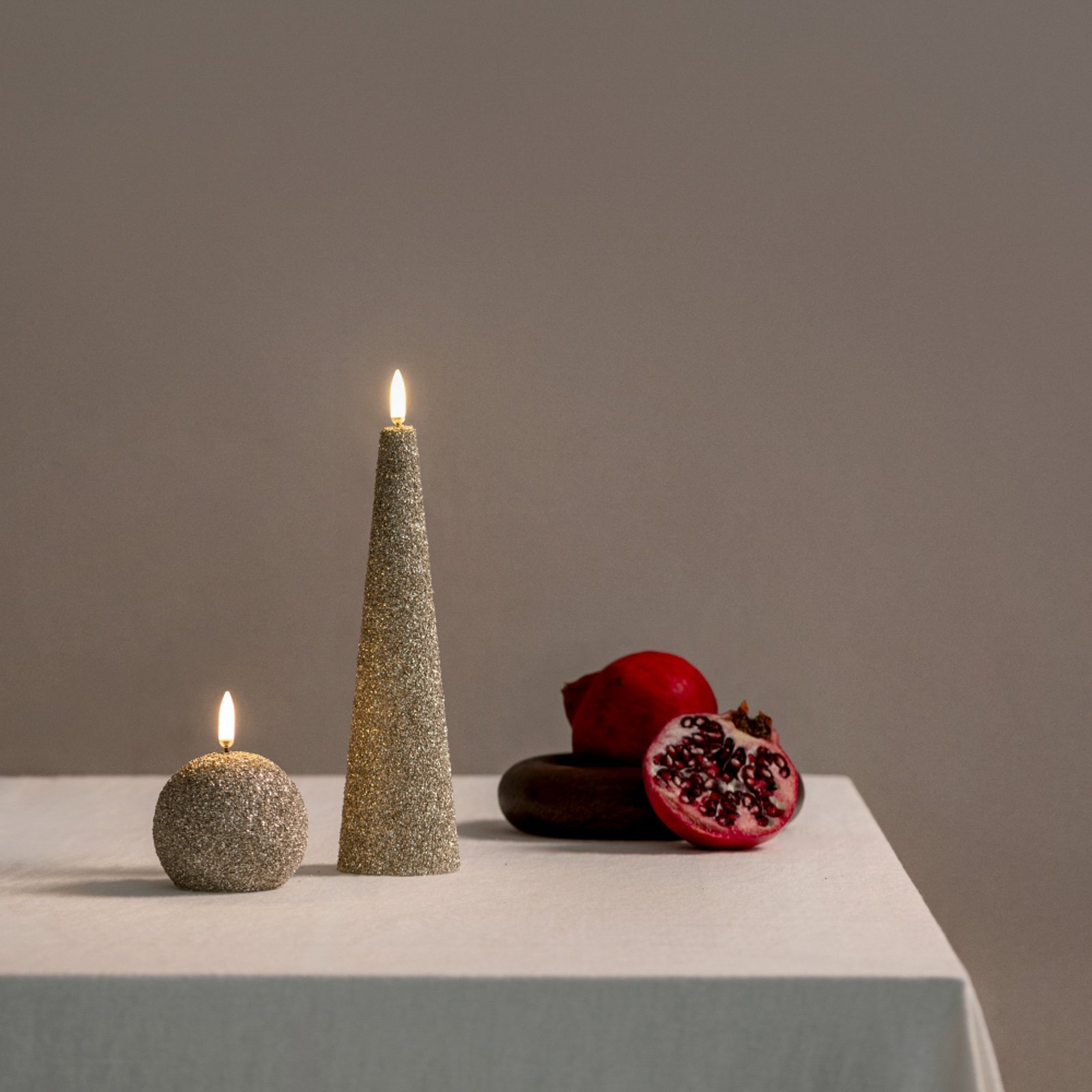 Candela LED CONE, color crema, altezza 22 cm, glitterata - Uyuni Lighting Candela LED CONE, color crema, altezza 22 cm, glitterata - Uyuni Lighting