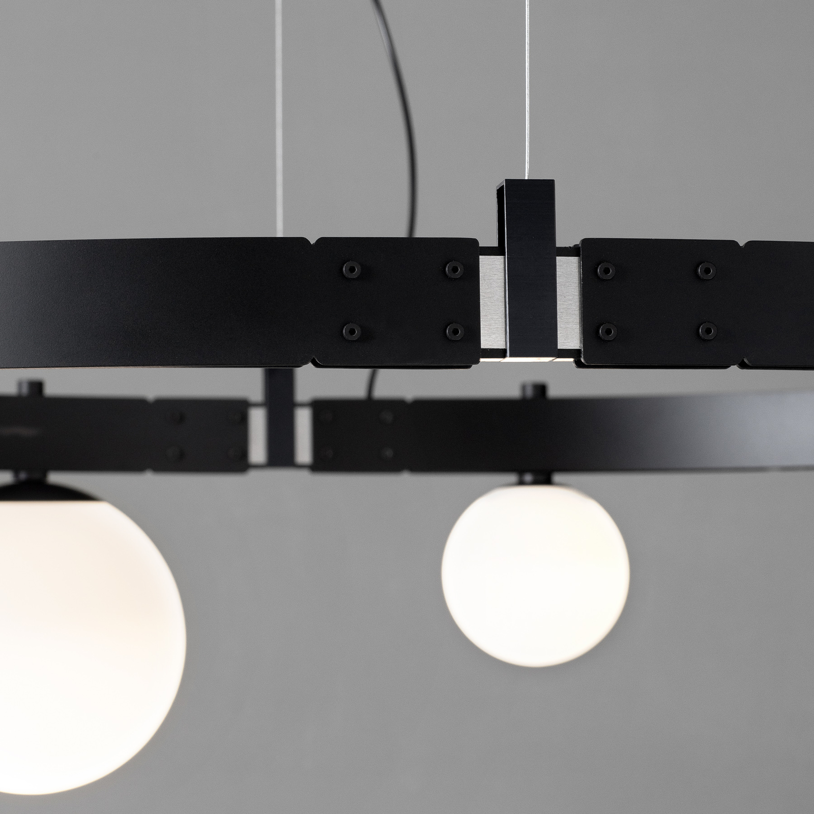 Karman Stant -LED-riippuvalo, musta, Ø 189 cm