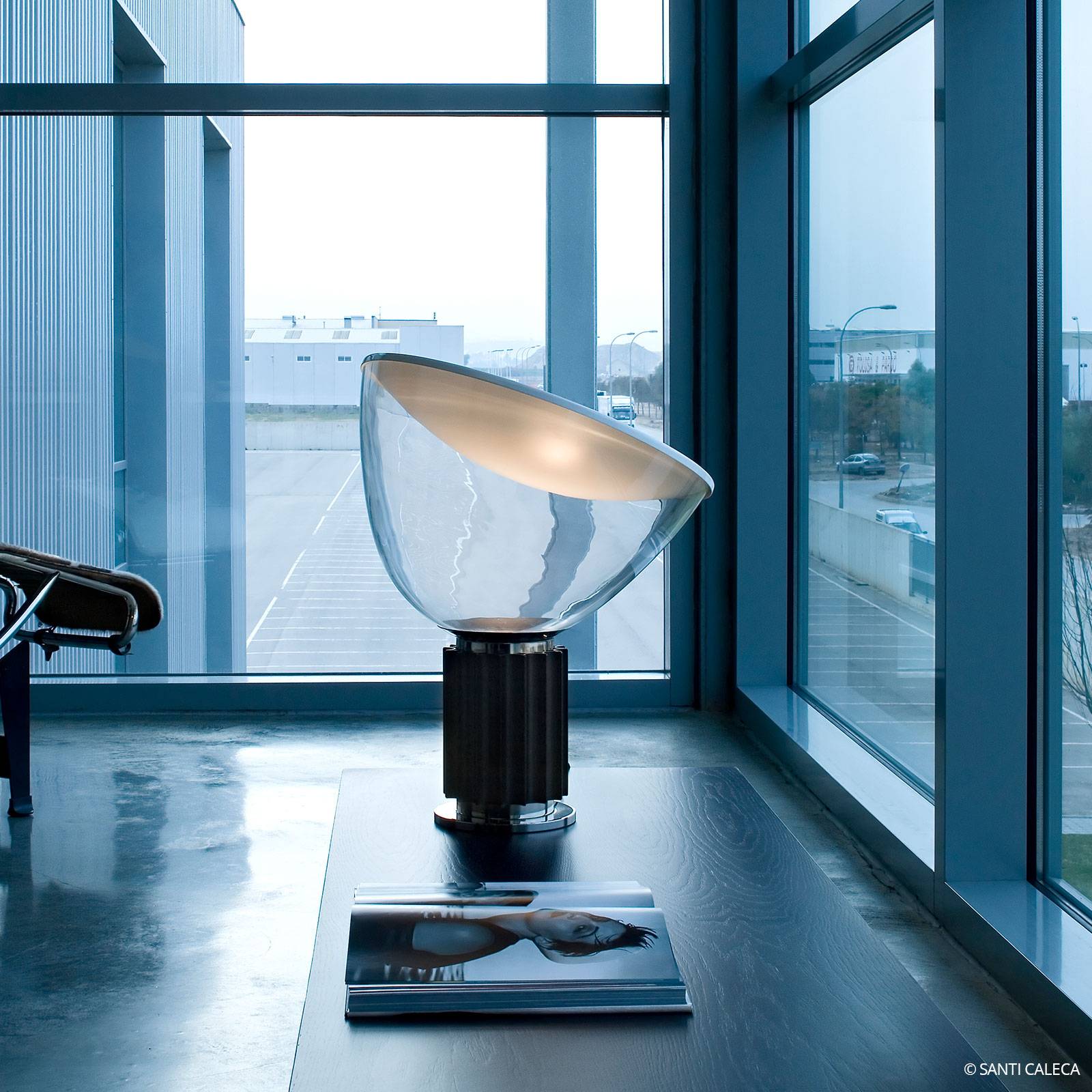FLOS Taccia lampa stołowa, czarna