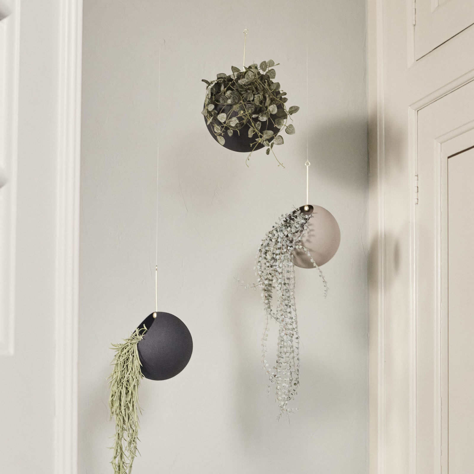 AYTM Globe flower pot, hanging, Ø 17 cm, grey, aluminium