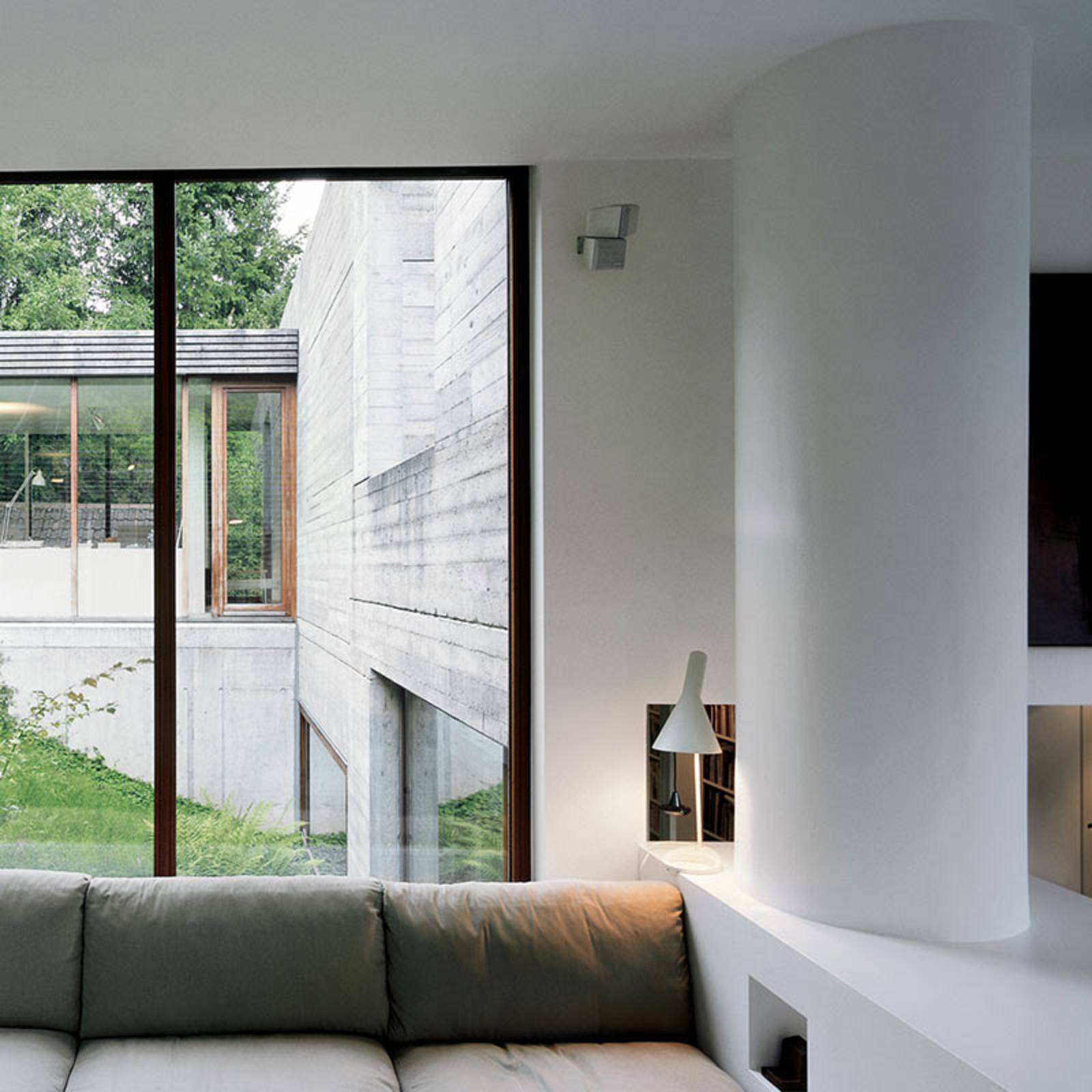 Louis Poulsen AJ–designerska lampa stołowa, biała