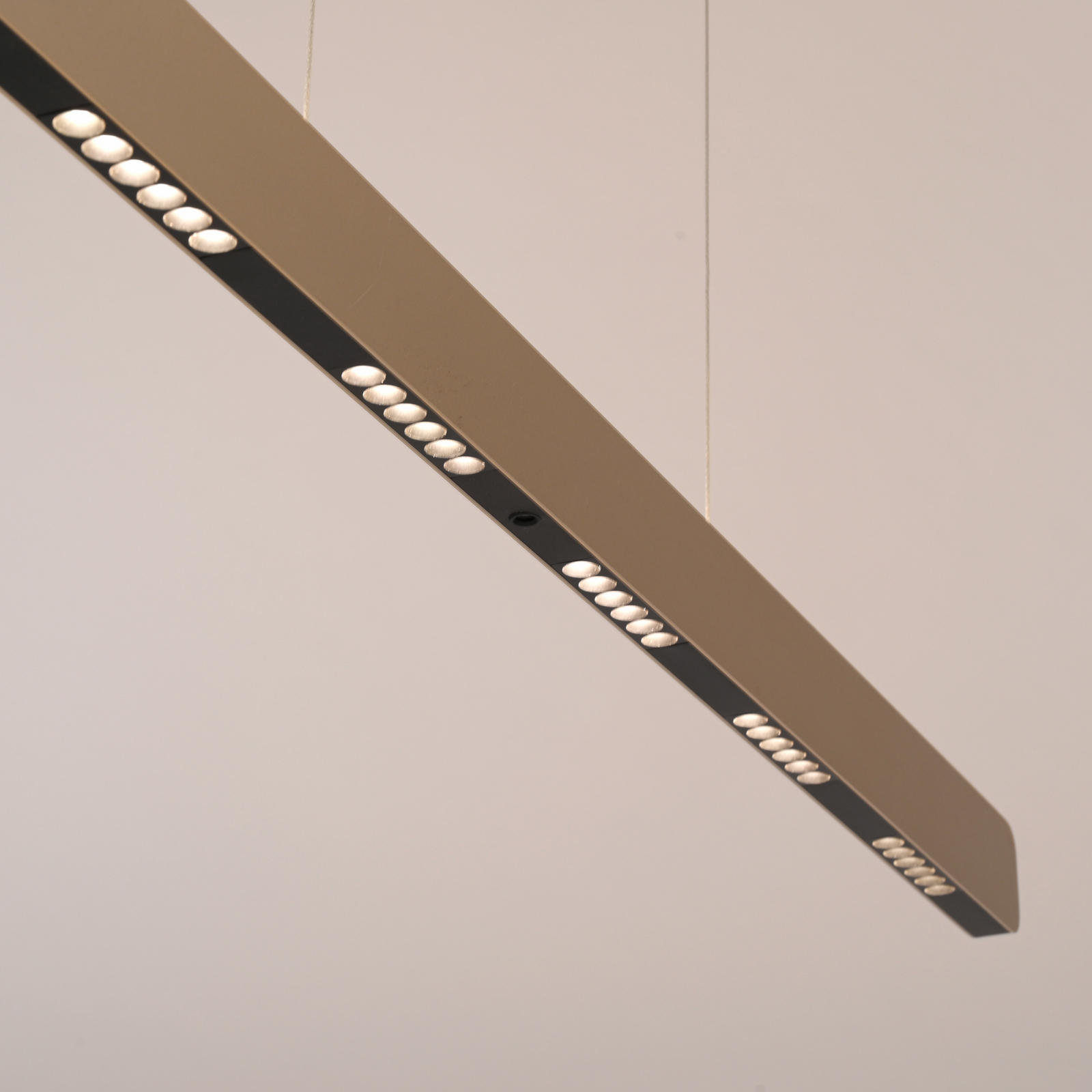 Lámpara colgante LED Q-Stretto de Paul Neuhaus, bronce, 120 cm