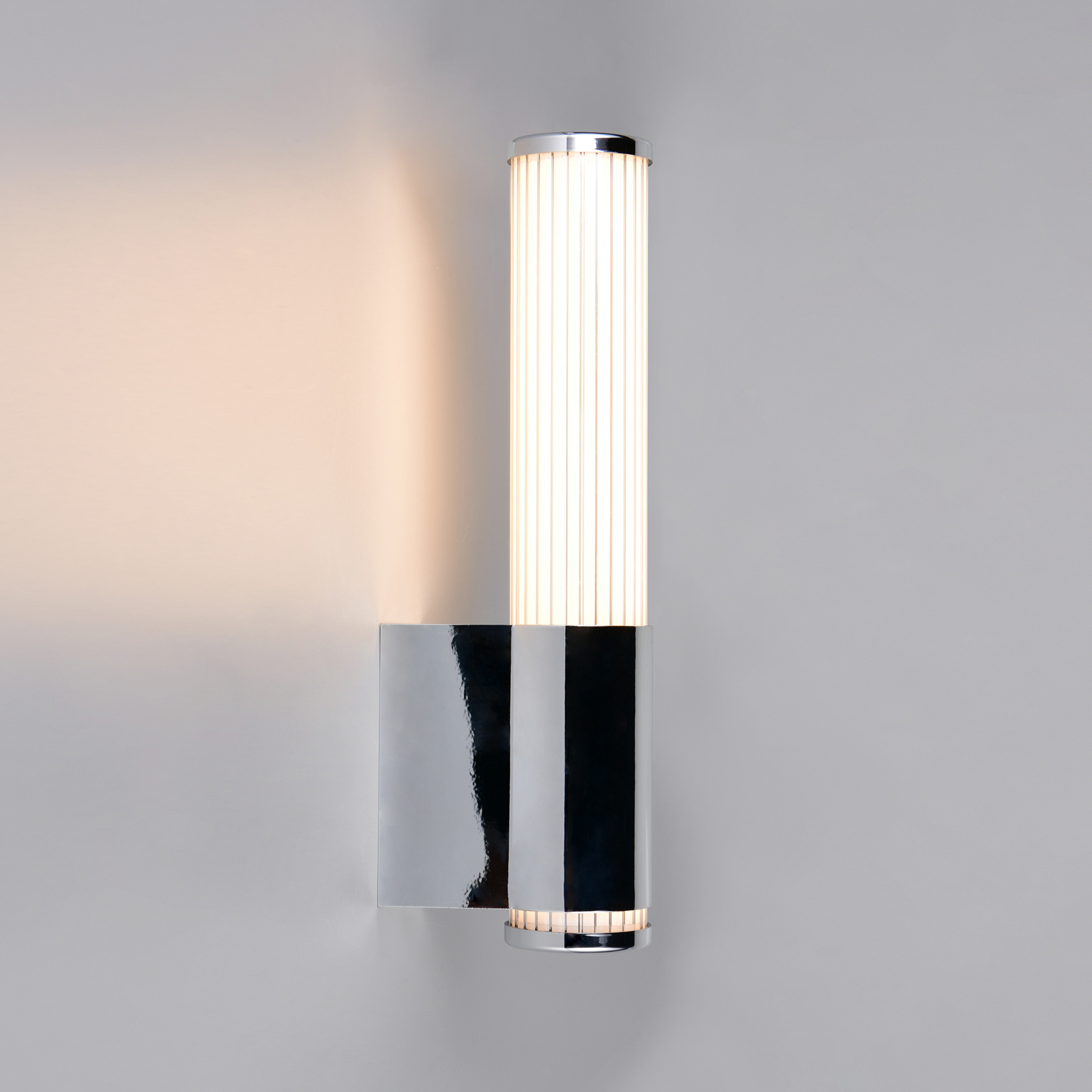 LED sienas lampa „Stefano“, hroma krāsā, augstums 29 cm, metāls, IP44 LED sienas lampa „Stefano“, hroma krāsā, augstums 29 cm, metāls, IP44