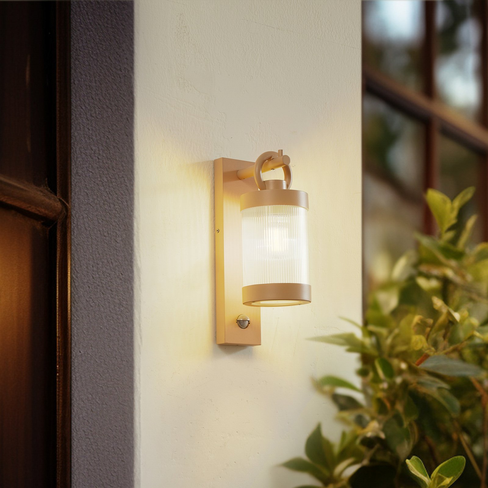 Lindby outdoor wall light Yrene, 20 cm, beige, sensor, ripple