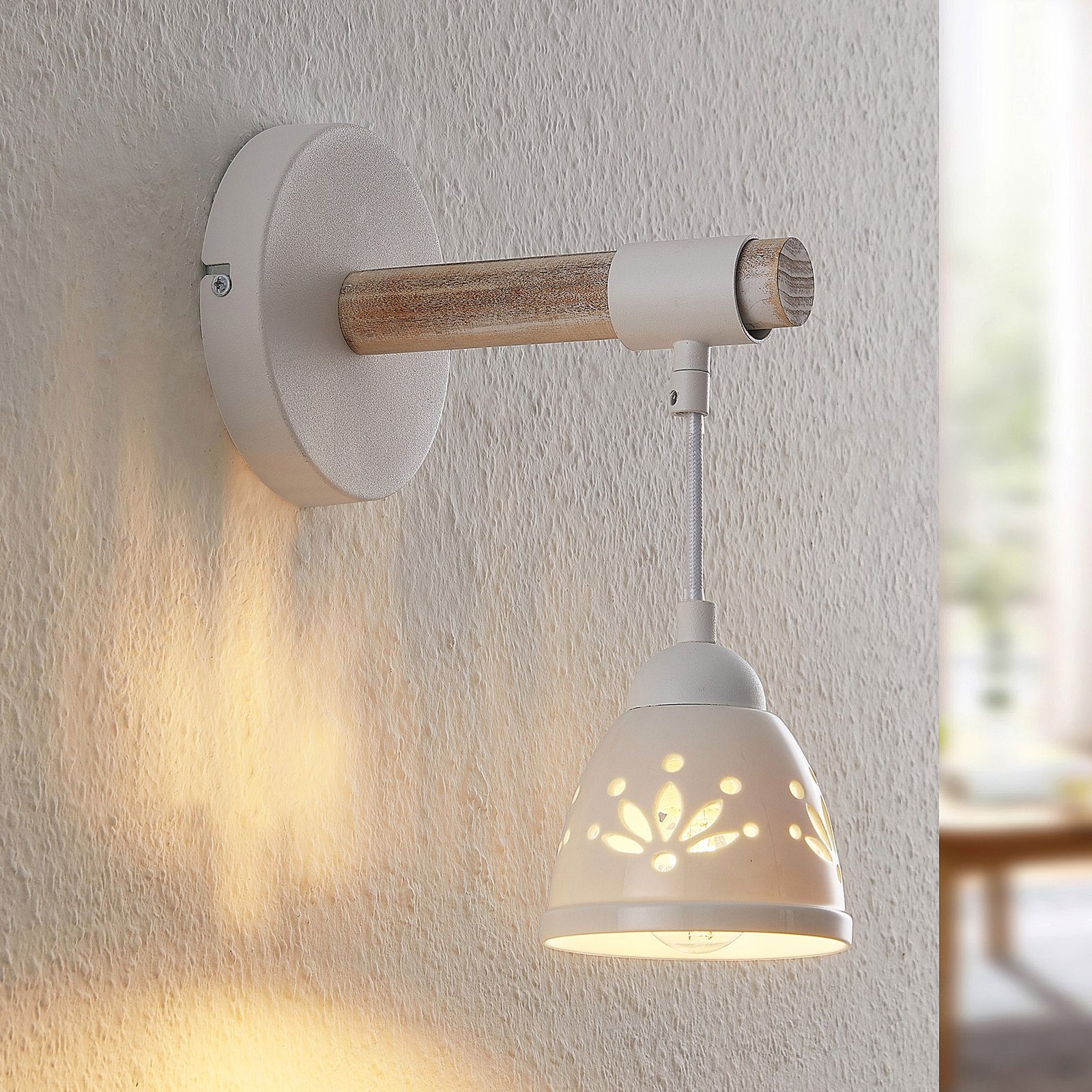 Lindby Pimana wall light with a ceramic lampshade