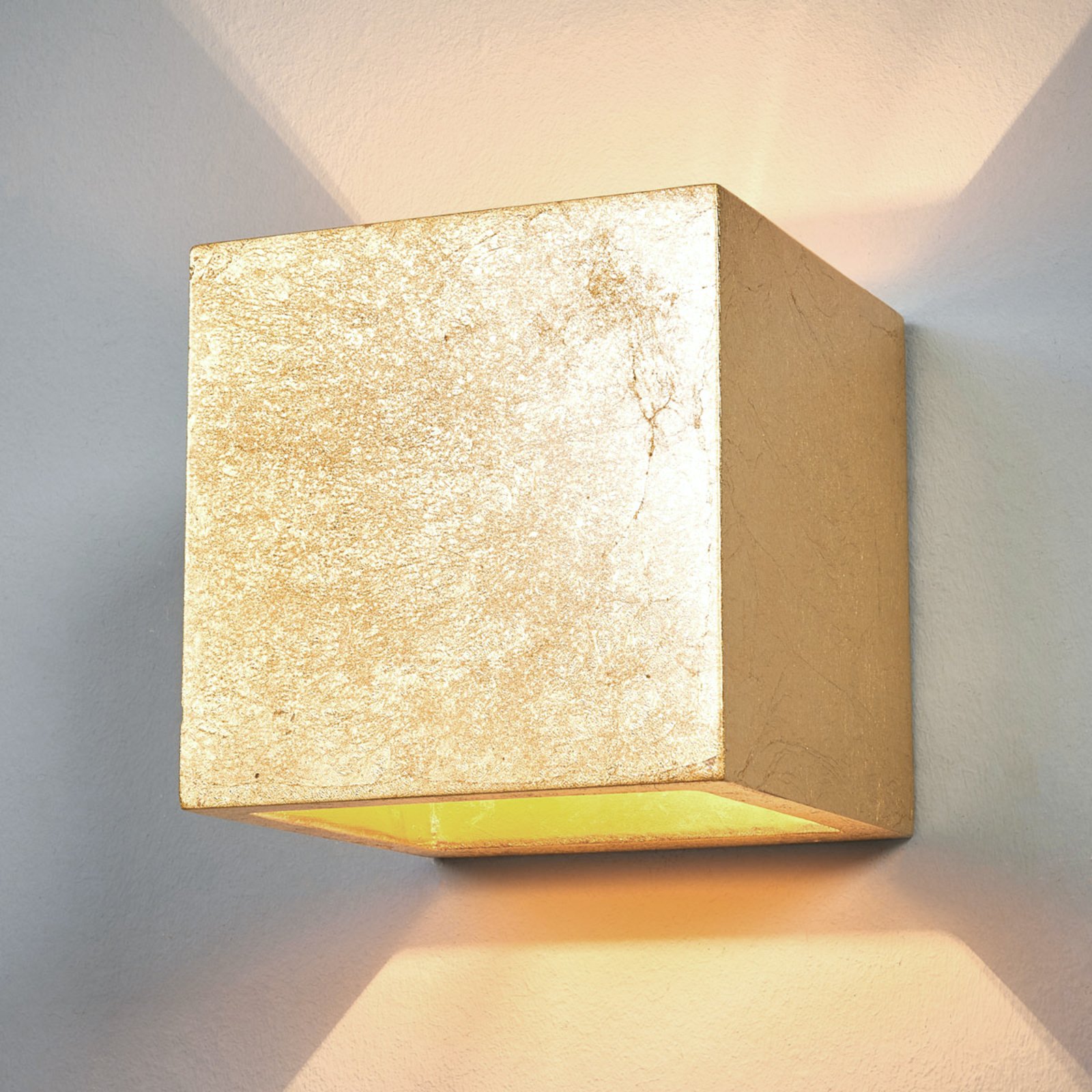 Vierkante wandlamp Yade, goud
