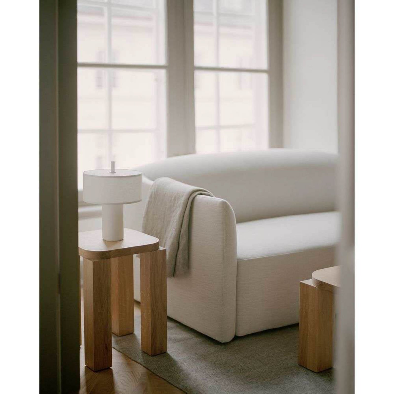 NEW WORKS LED namizna svetilka na baterije Margin, bela, z možnostjo