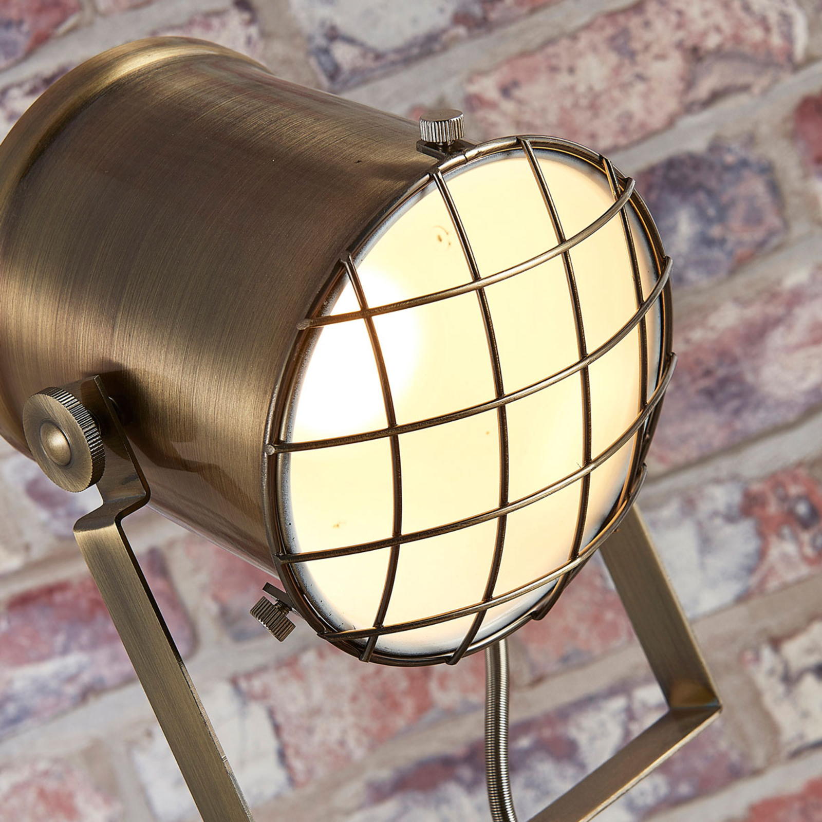 Trojnohá stolná lampa Ebbi v priemyselnom štýle