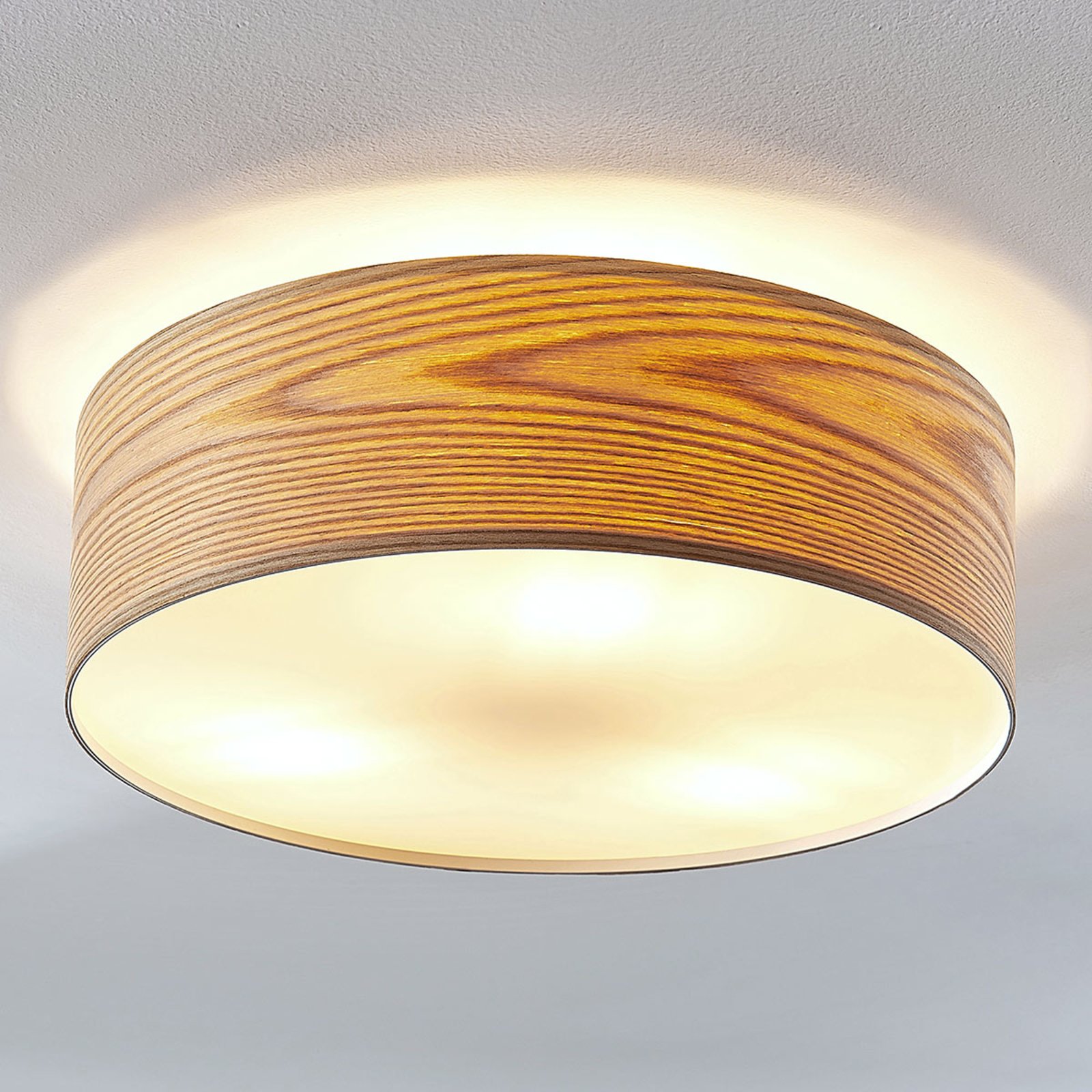 Dřevěné stropní svítidlo Dominic v kulatém tvaru