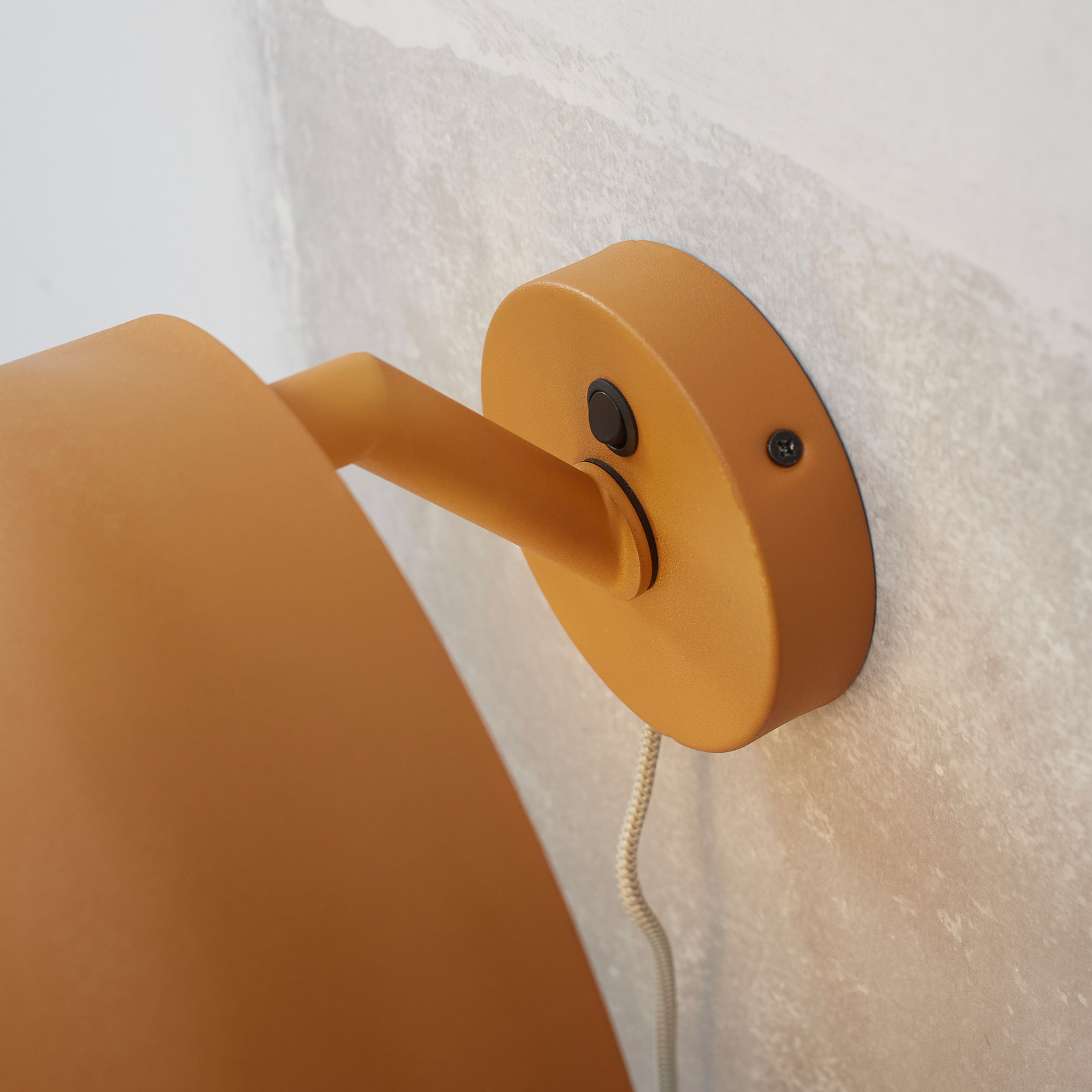 A RoMi Porto fali lámpáról van szó, mustársárga színben