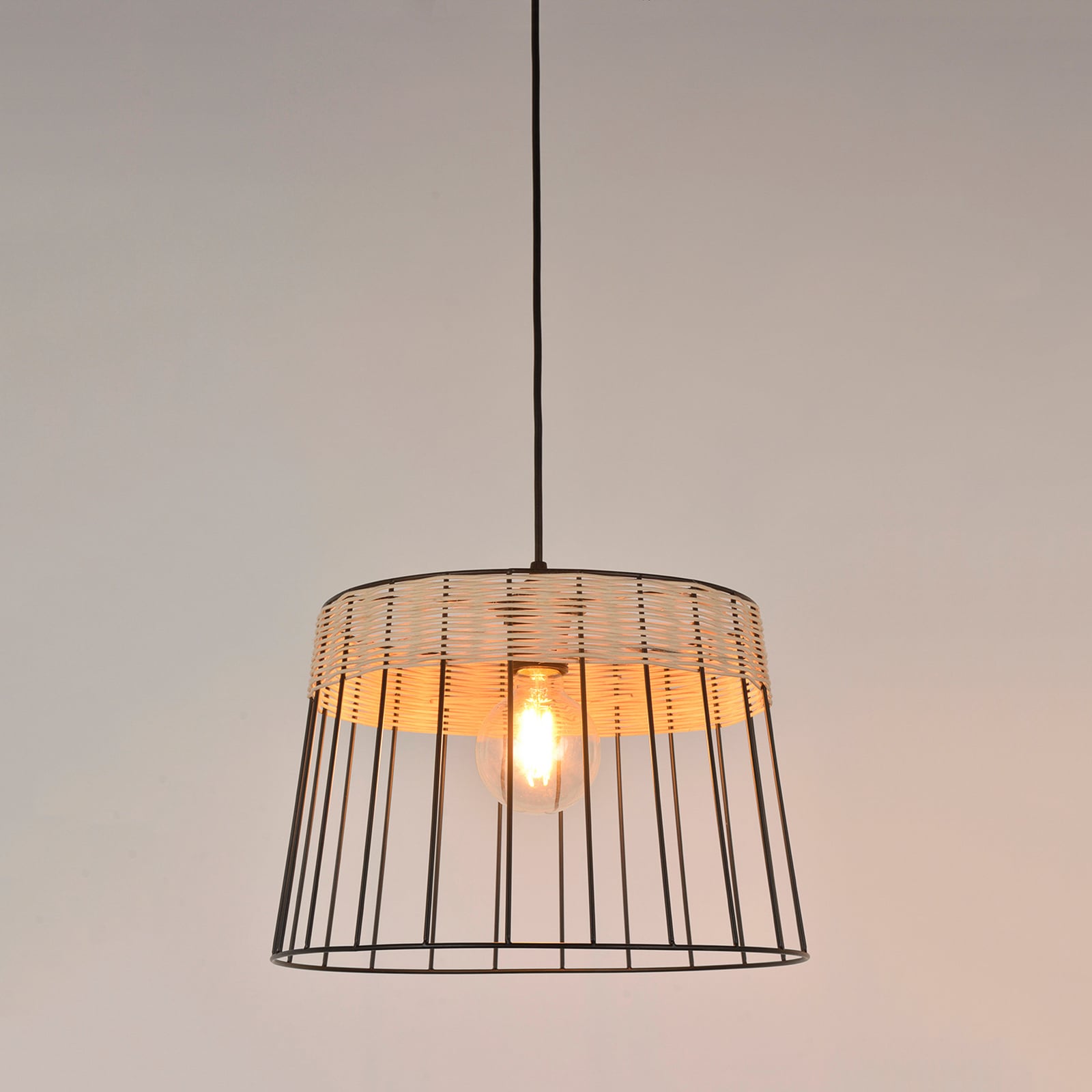 Pakabinamas šviestuvas „Indah“, juodos spalvos, skersmuo 35 cm, metalas/rotangas