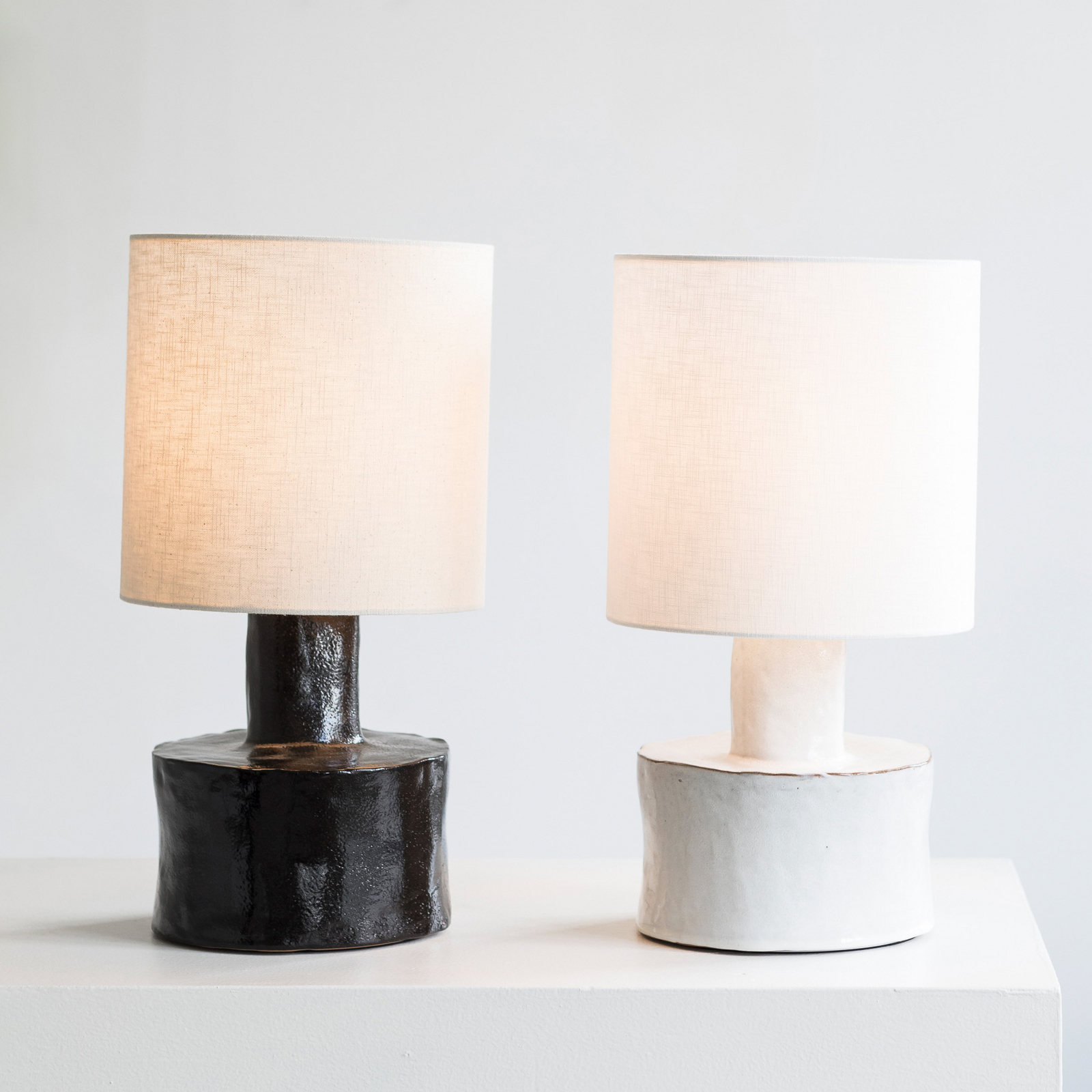 WHITE-MAT-WHITE CATHERINE bordlampe, stentøj, tekstil, 47 cm, E27 – Serax