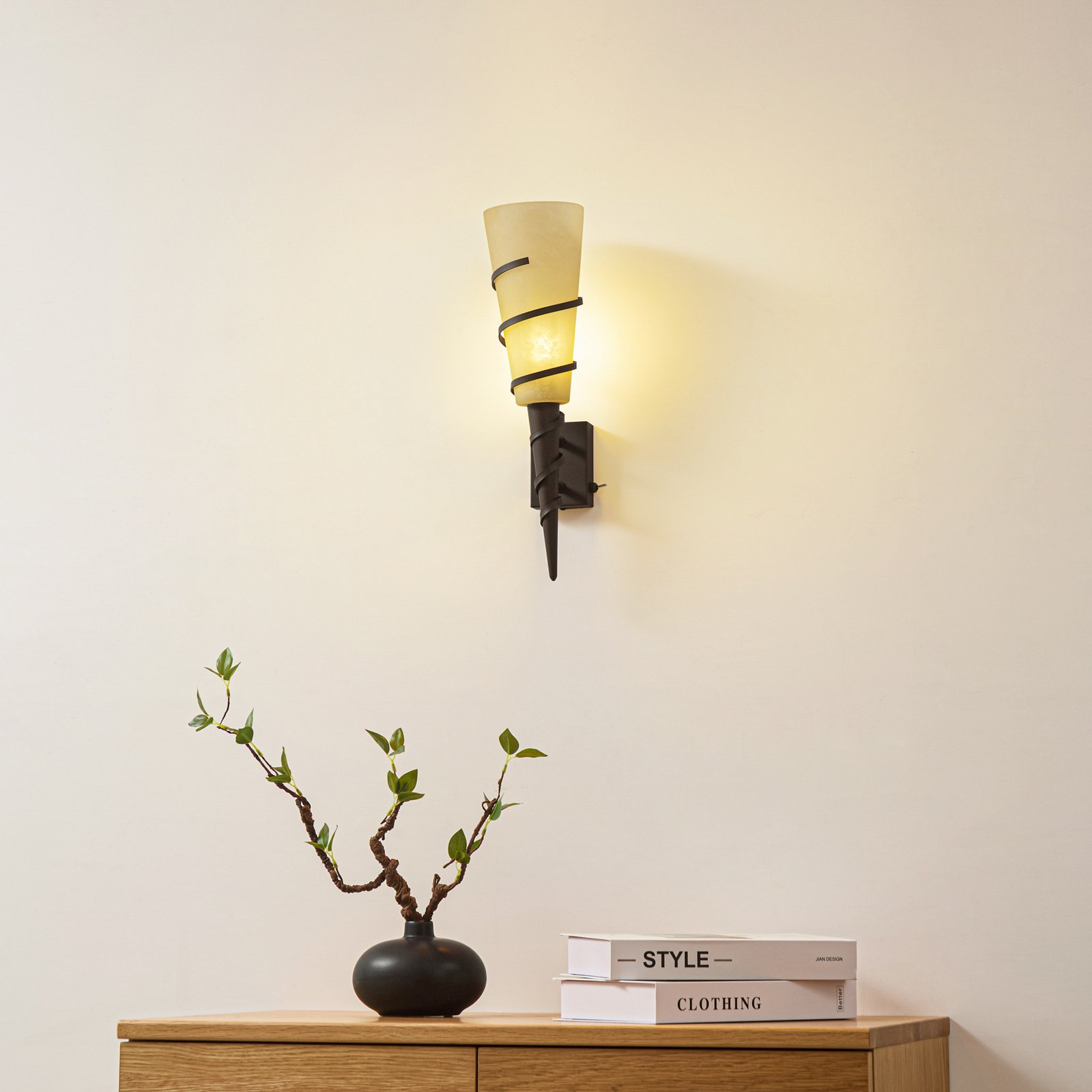 Lindby Applique Anouk, altezza 44 cm, vetro, metallo, torcia