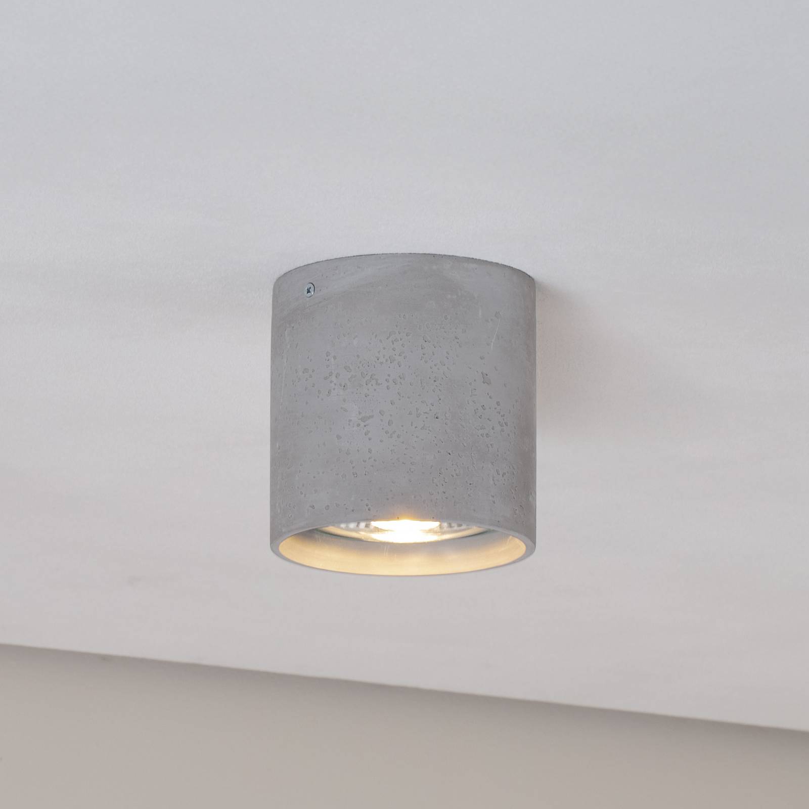 Lampa sufitowa Ara jako betonowy cylinder Ø 14cm