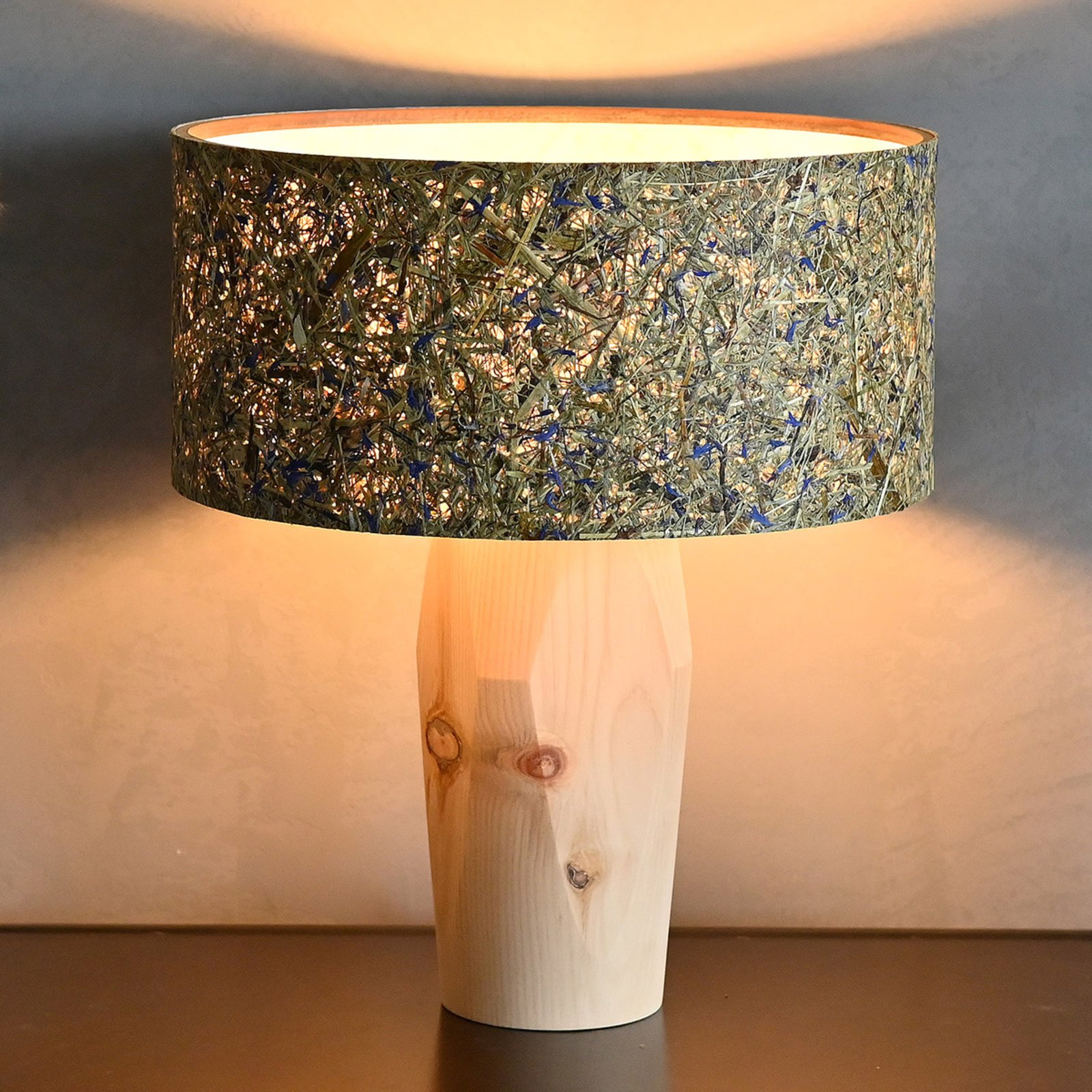 LeuchtNatur Pura LED-Tischlampe, Holz und Almheu