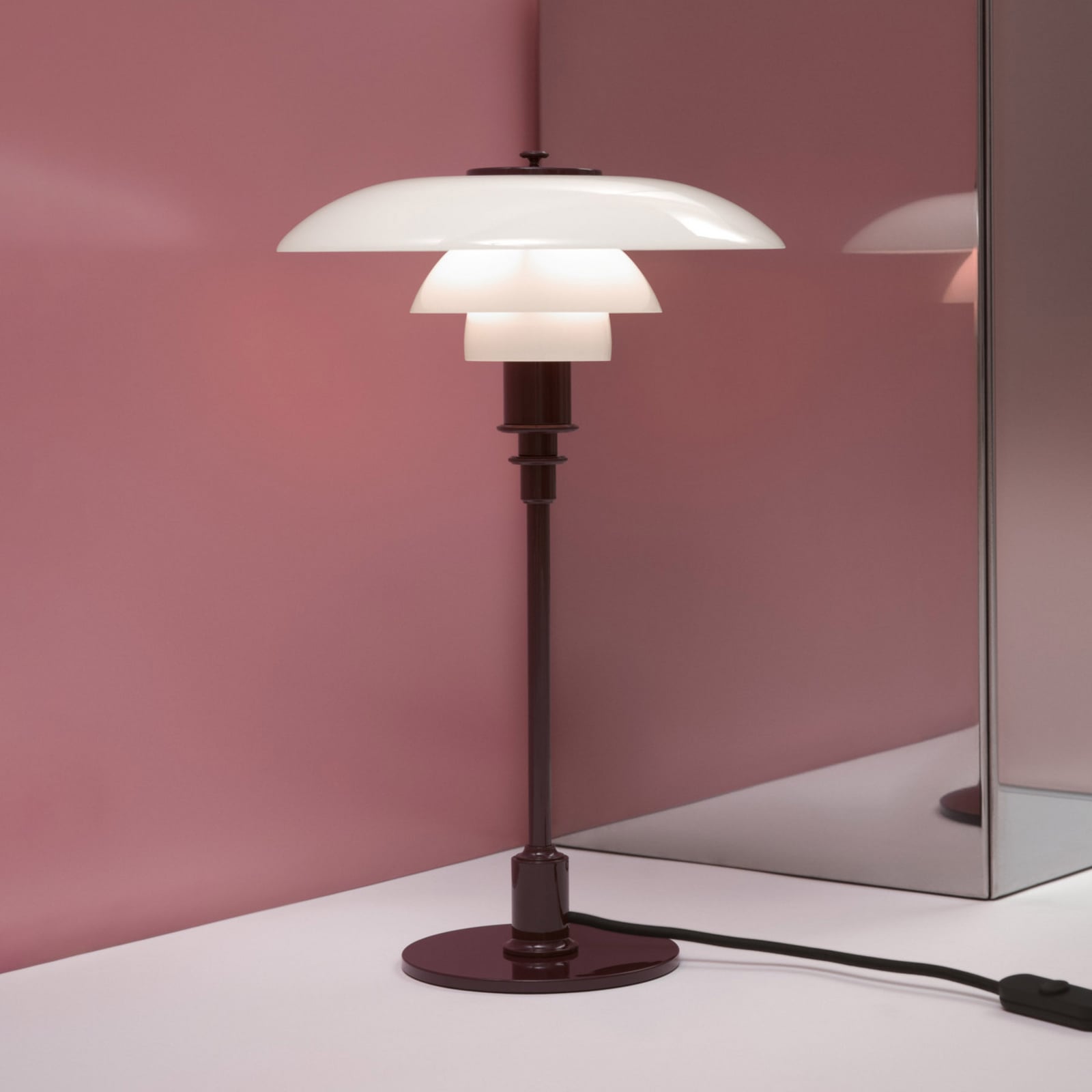 PH 3/2 pöytälamppu, kiiltävä viininpunainen, Ø 28 cm – Louis Poulsen PH 3/2 pöytälamppu, kiiltävä viininpunainen, Ø 28 cm – Louis Poulsen