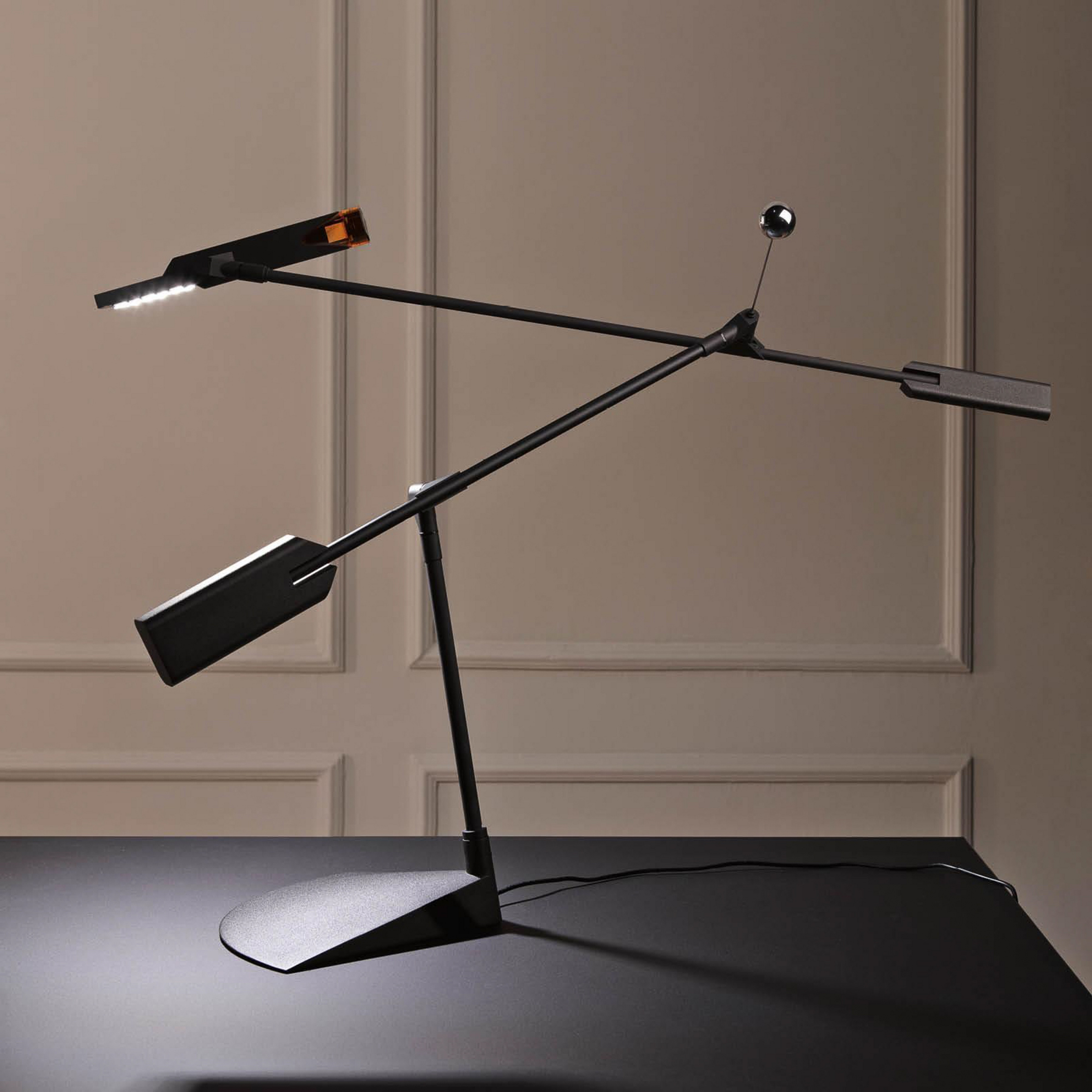 Lampada LED da tavolo Halley, nera, sporgenza 100 cm - Stilnovo