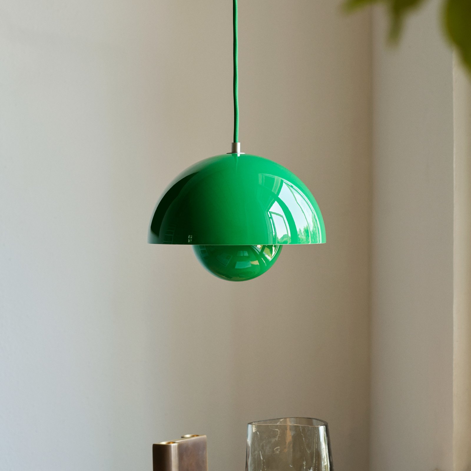 &Tradition lampada a sospensione Vaso di fiori VP1, Ø 23 cm, verde segnale