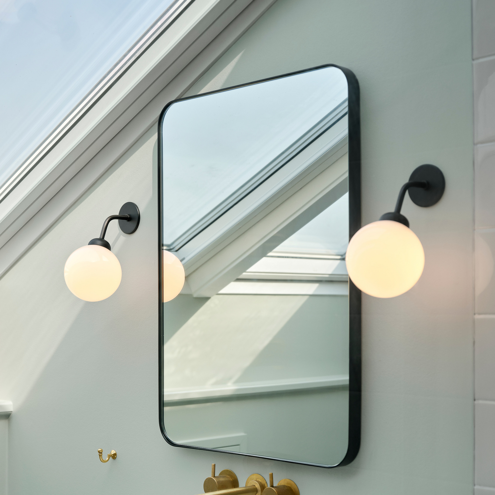 Aplique Nuura Apiales con cable fijo de 22 cm, negro/opalino