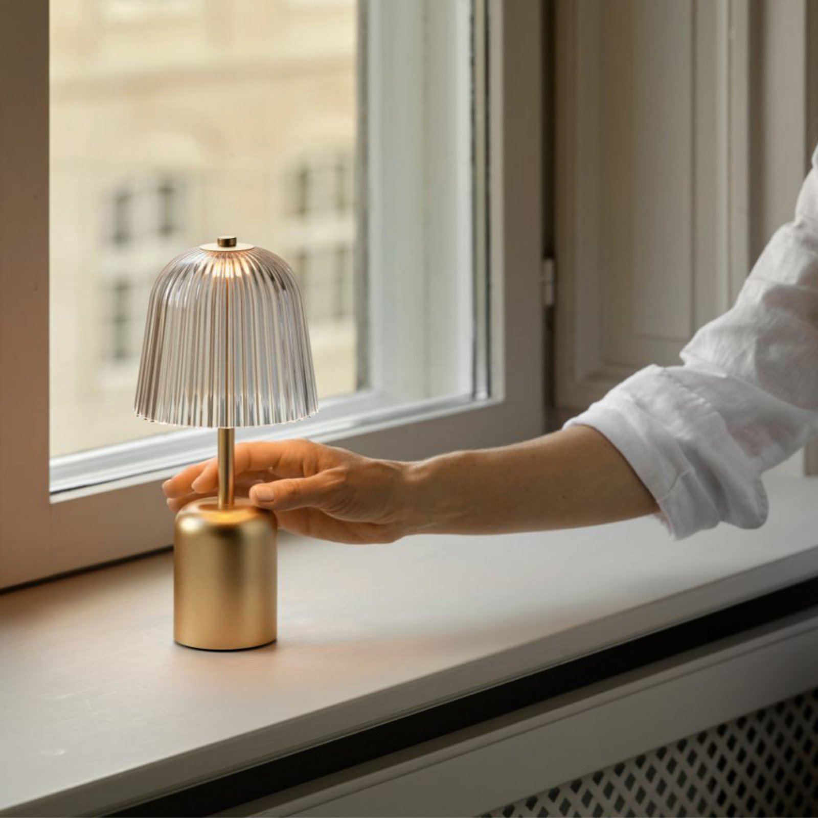 Nuura stolová LED lampa na batérie Asteea, mosadzová farba, výška 27 cm