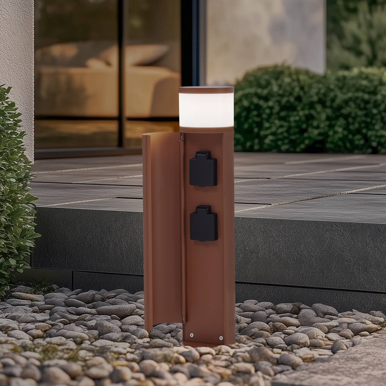 Lampa cokołowa Lucande Corban, rdza, drzwi, gniazda, G9, IP44
