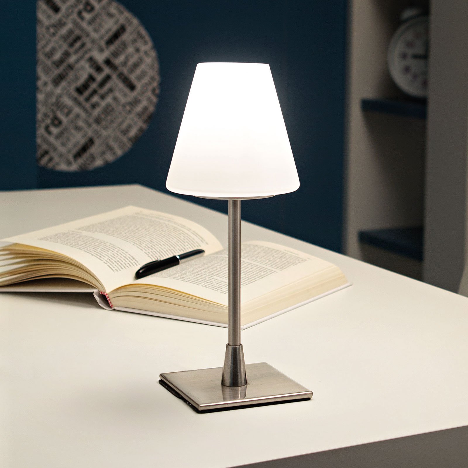 LED-bordslampa Lucy med touchdimmer, krom