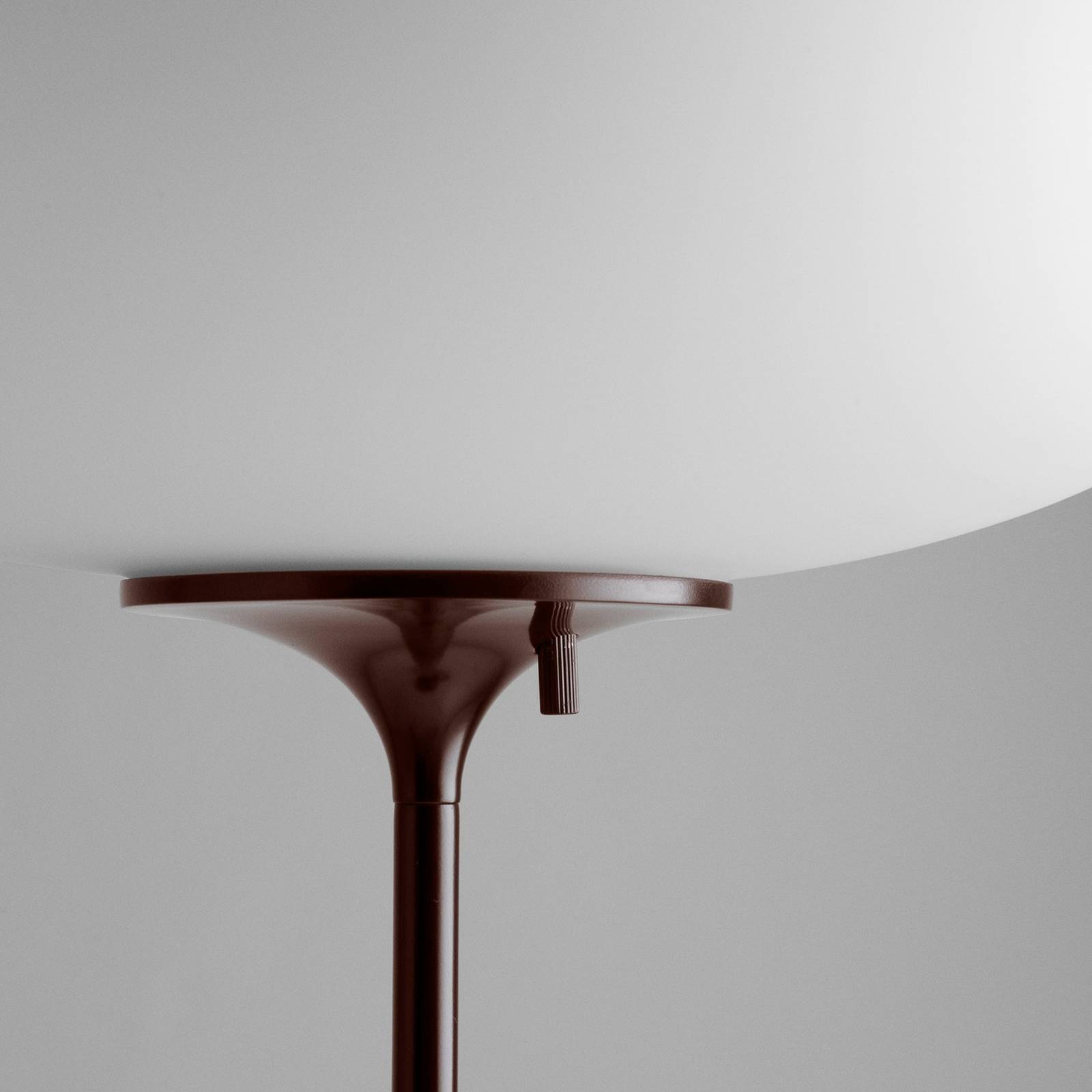 Lampe sur pied Gubi Stemlite, noir-rouge, hauteur 110 cm, à intensité variable