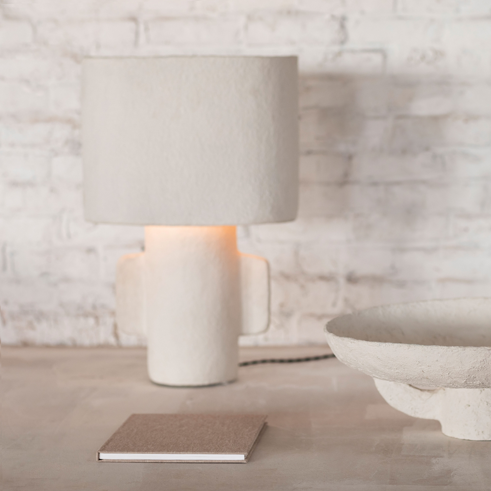 01 S WHITE EARTH bordlampe, hvid, papmaché, højde 47 cm, E27 – Serax