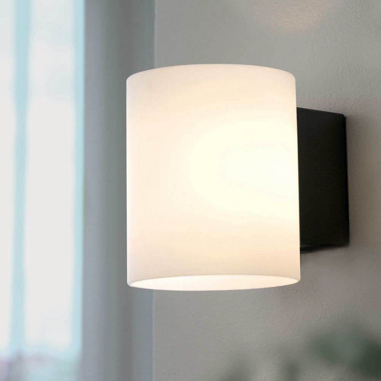 Evoke V&auml;gglampa IP44 Small White/Opal Herstal - Vardagsrum - Metall