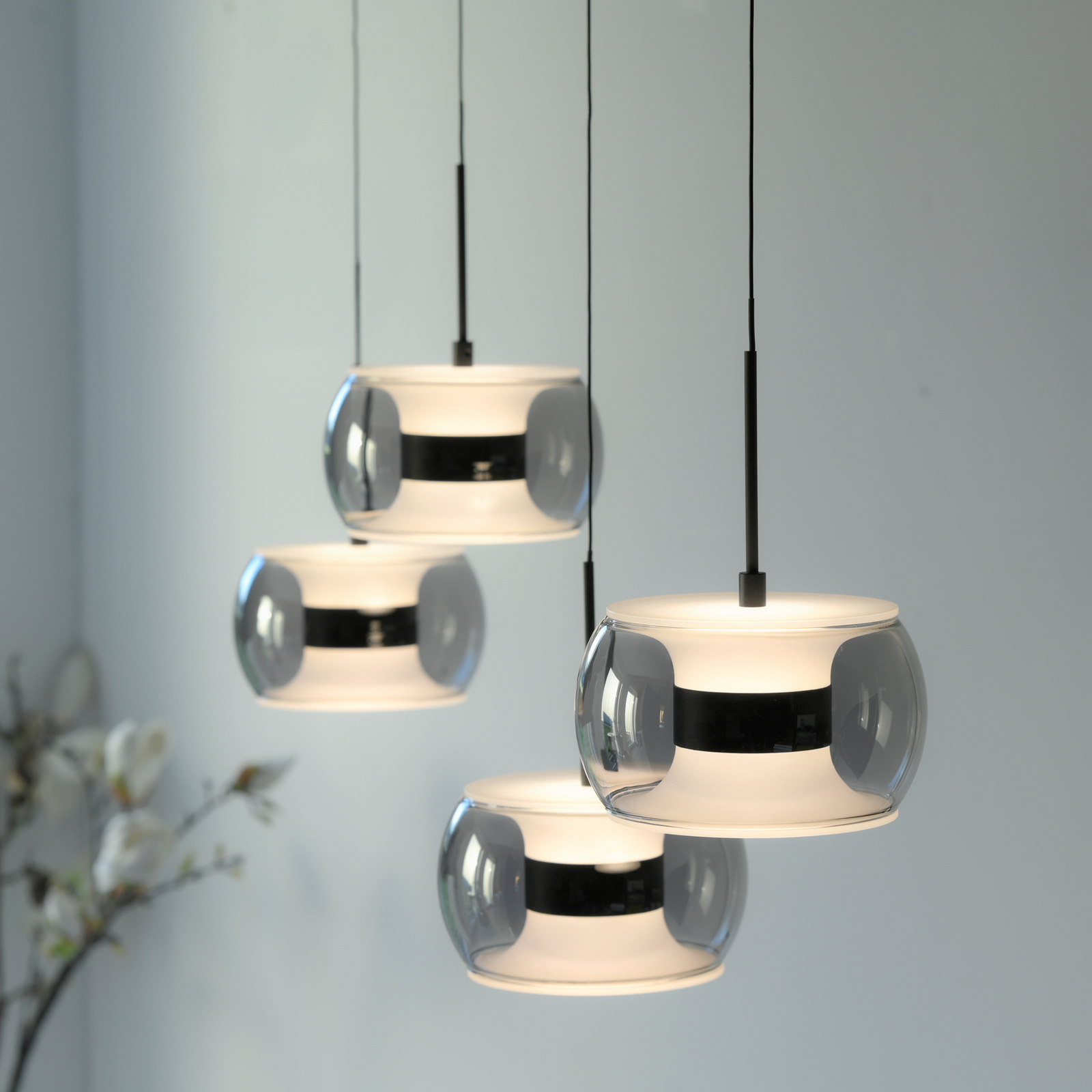 Fumea LED lógó lámpa, hossza 110 cm, fekete/füstös üveg, CCT, 4 izzós