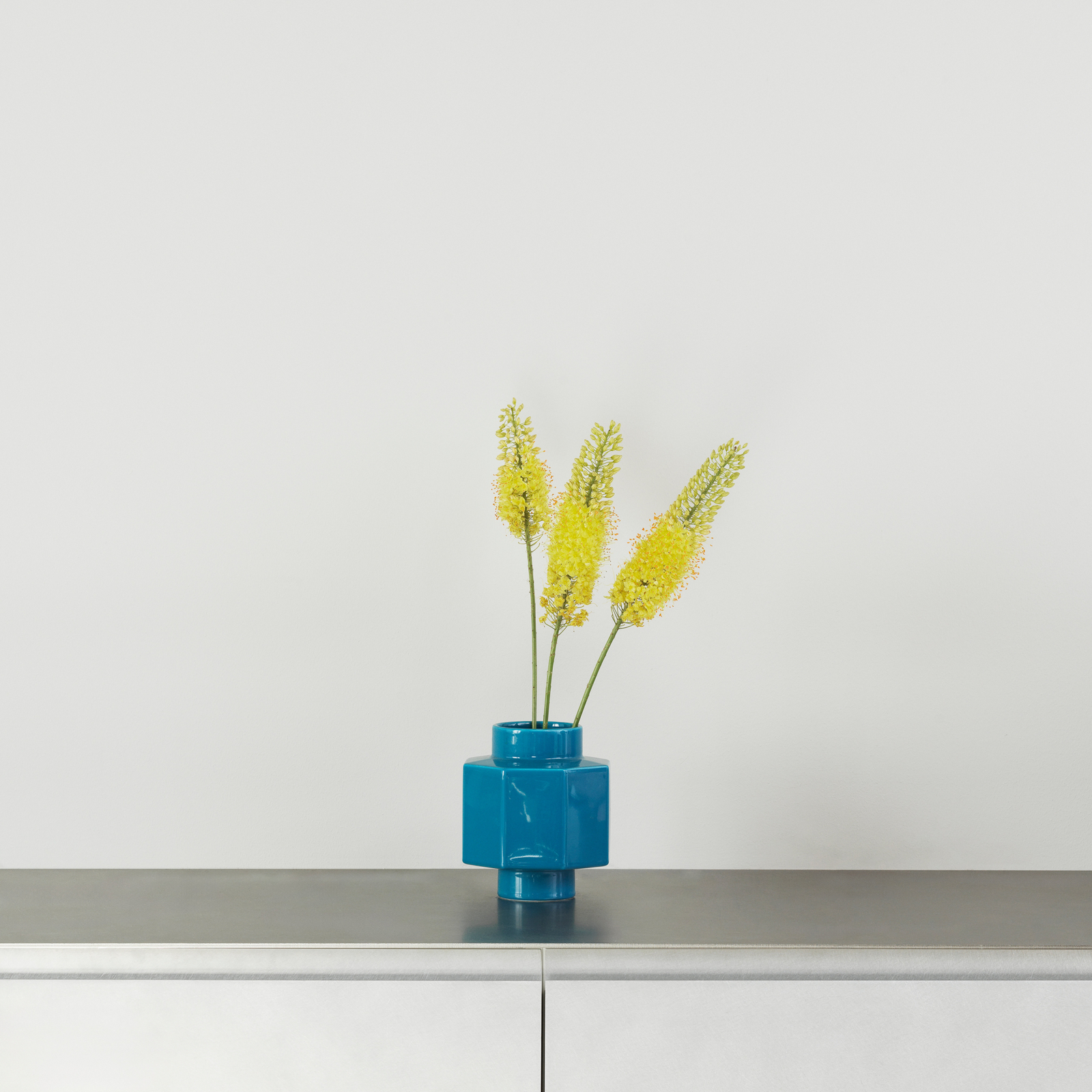 Vase Deko-Objekt H5 Hexagon, petrol, Höhe 19 cm, Keramik - Normann Copenhagen