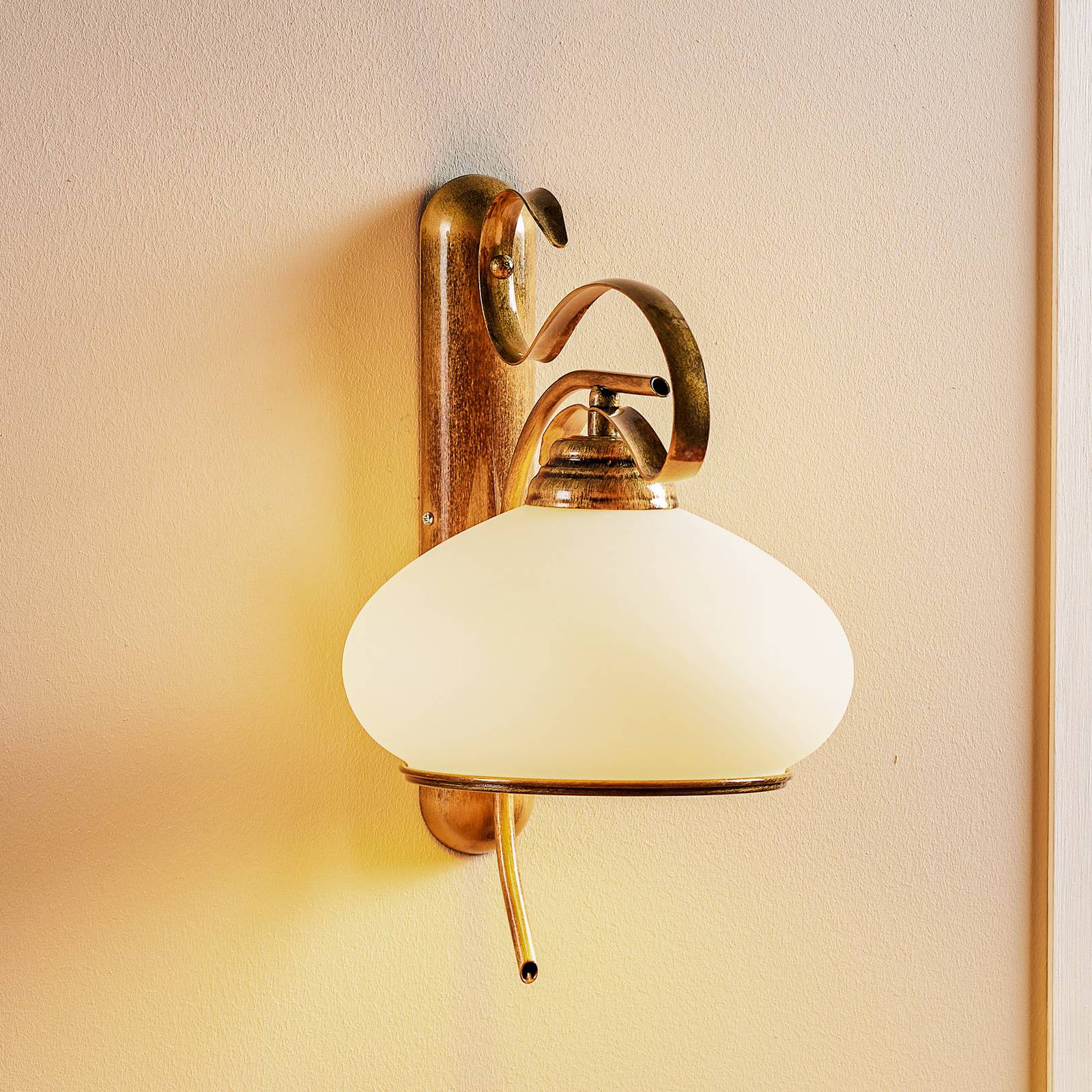 Vägglampa 493, opalglas/antikguld, 1 lampa